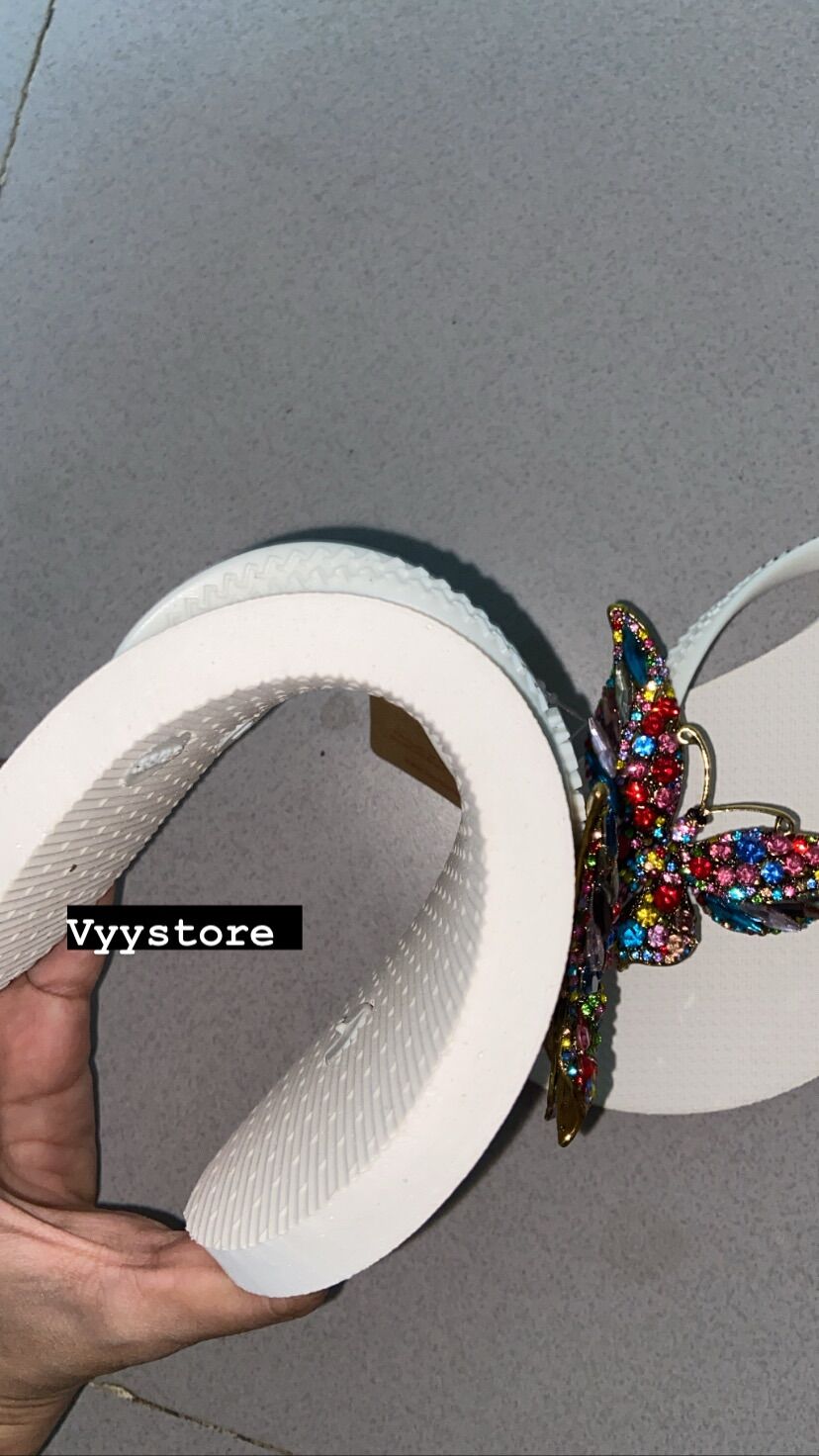 Dép Havaianas kèm charm ngũ sắc