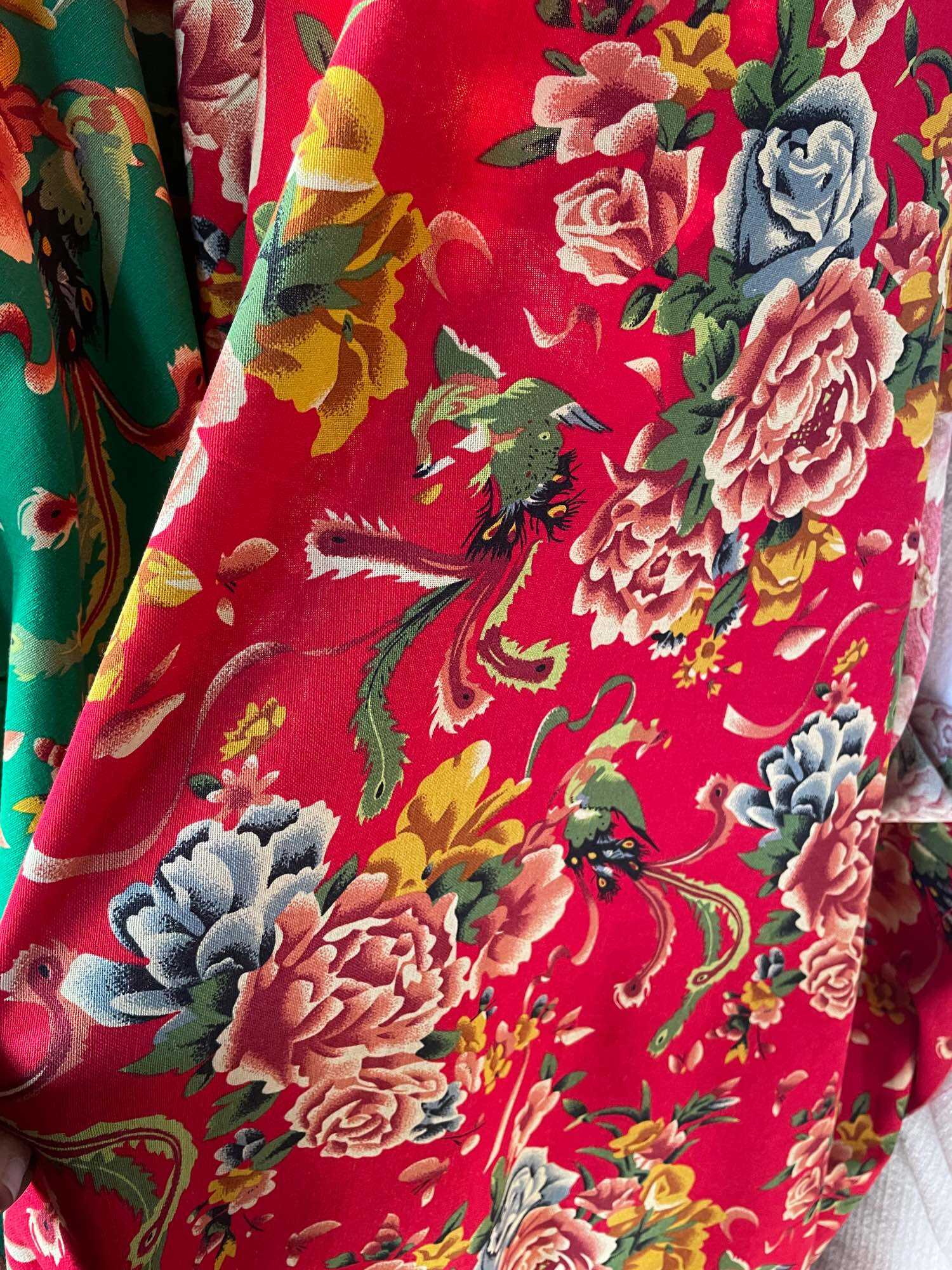 Vải linen hoạ tiết con công hót hít