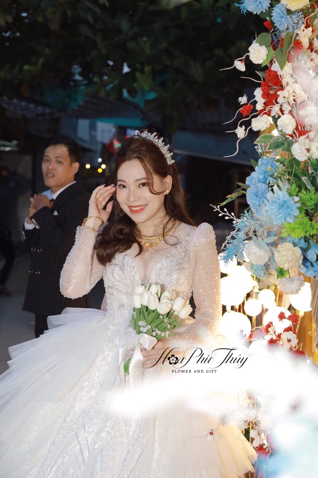 Hoa cưới cầm tay cô dâu bằng lụa
