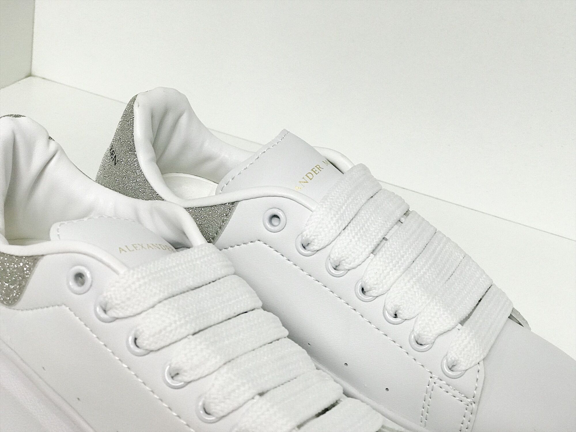 Sneaker Mcqueen Trắng Gót Bạc