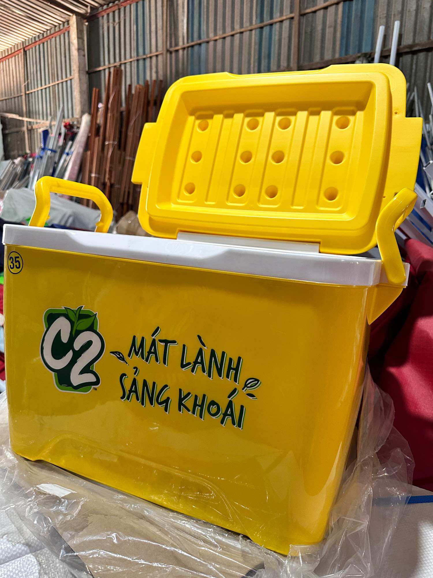 Thùng đá 35 lít có van xả nước chắc chắn