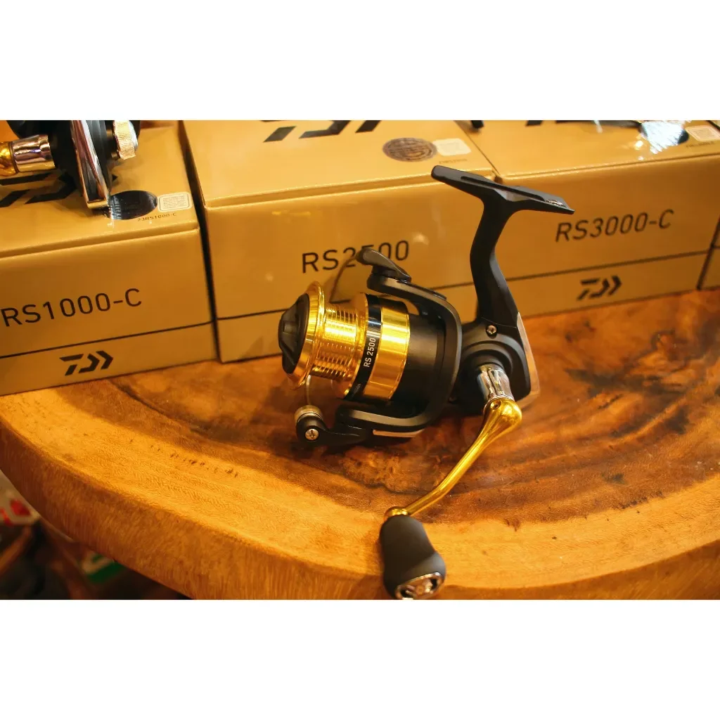 Máy câu cá daiwa rs 2500 3000 4000 mẫu mới nhất 2023