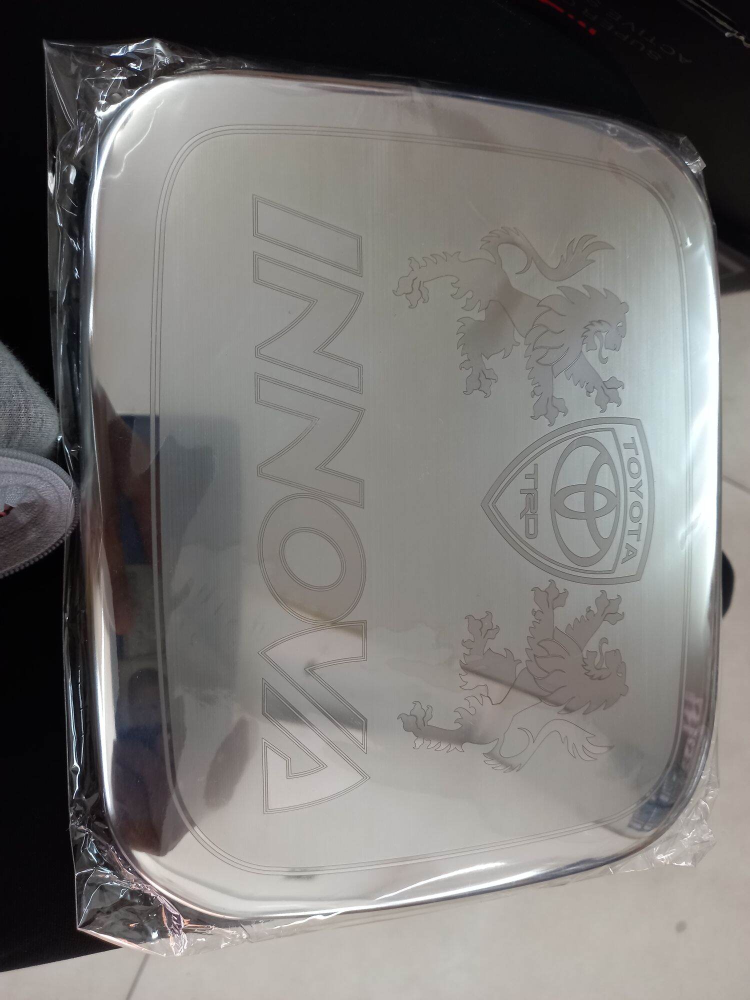 Ốp trang trí nắp xăng innova 2006-2015
