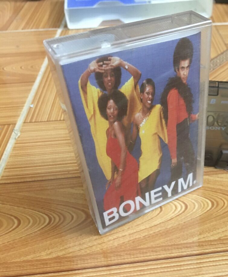 2 băng casette có nhạc Boney và Model Talking