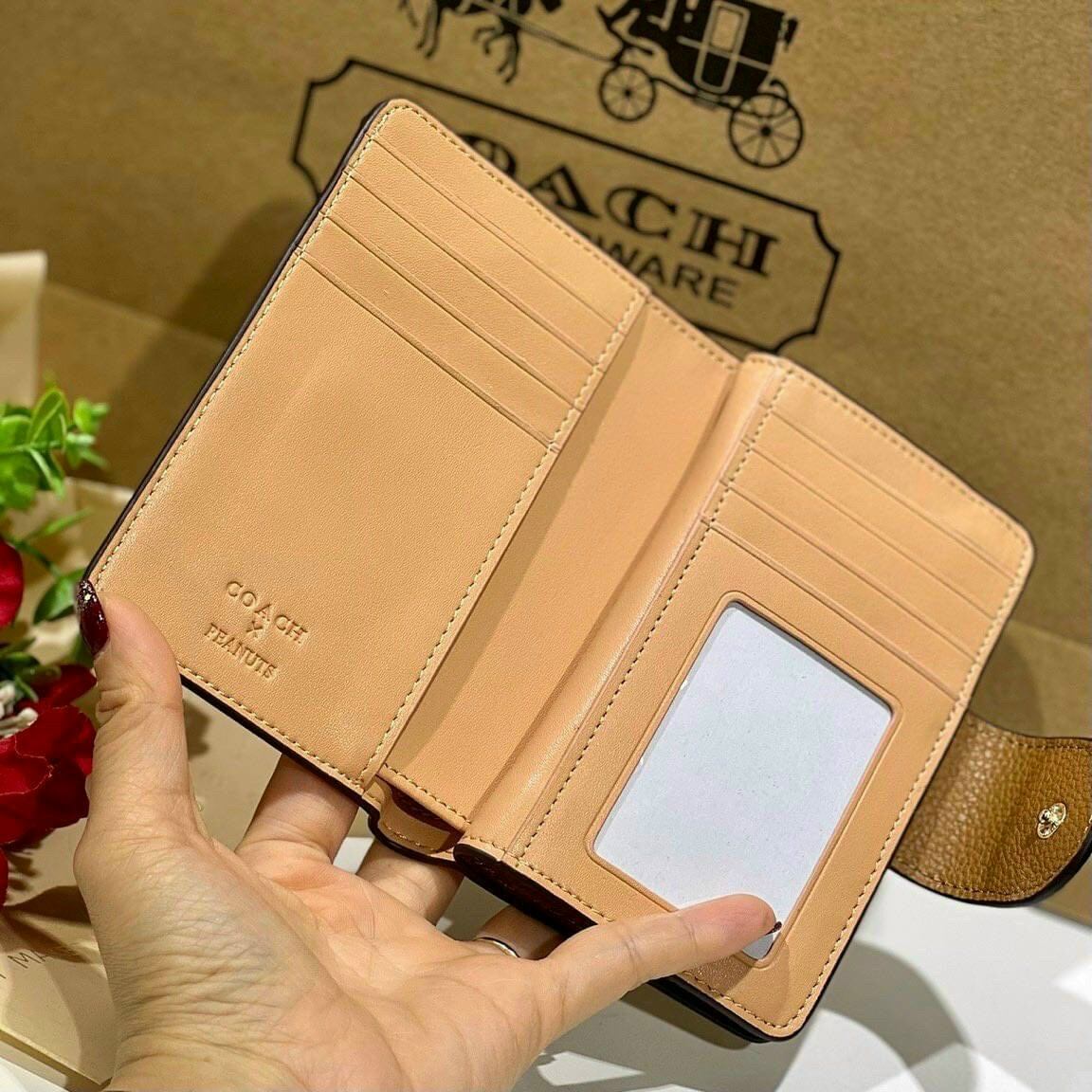 Ví C0AC.H cầm tay họa tiết siêu cưng