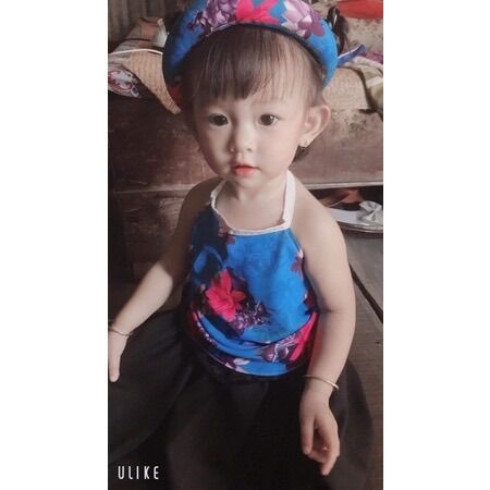 Yếm lụa đào chụp sen cho bé.