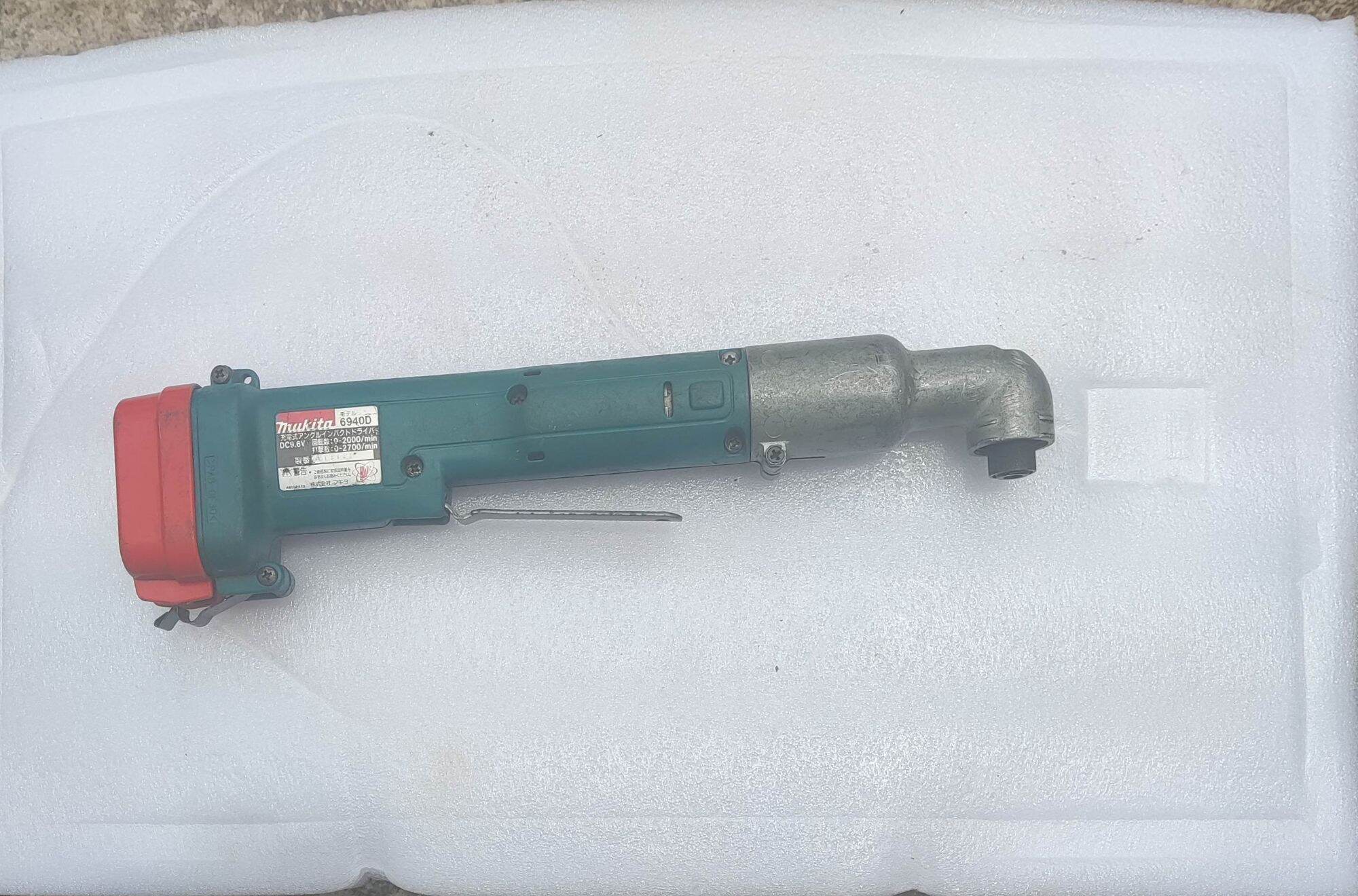 Máy bắn vít góc makita 6940D,máy hoạt động fun chức năng sản phẩm gồm thân máy và vỏ PIN