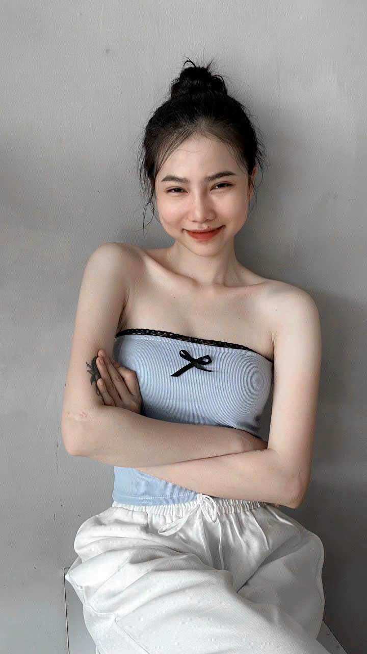 Áo croptop ống quây nơ viền ren