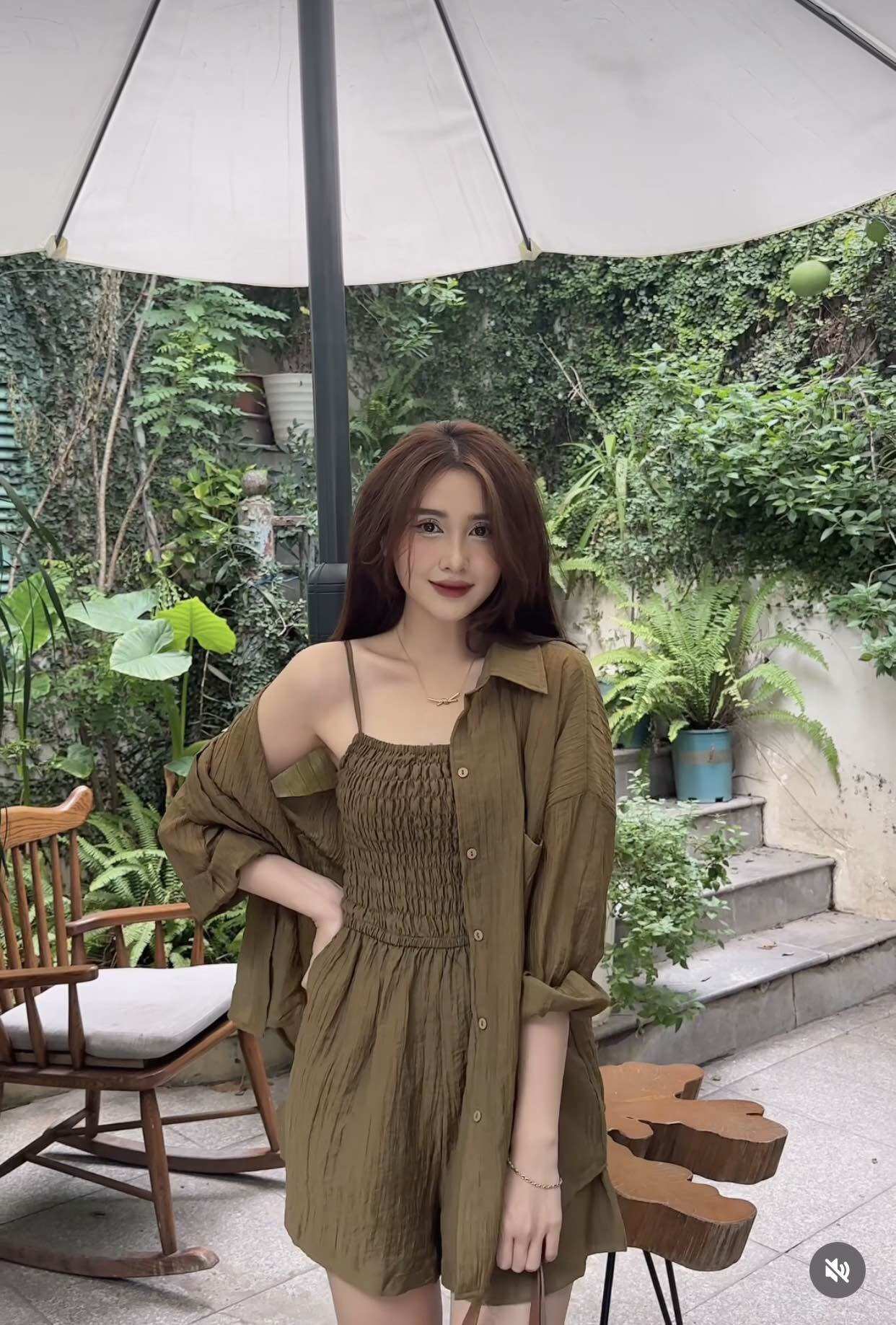 Set Jumsuit cộc kèm áo sơ mi chất tơ nhăn