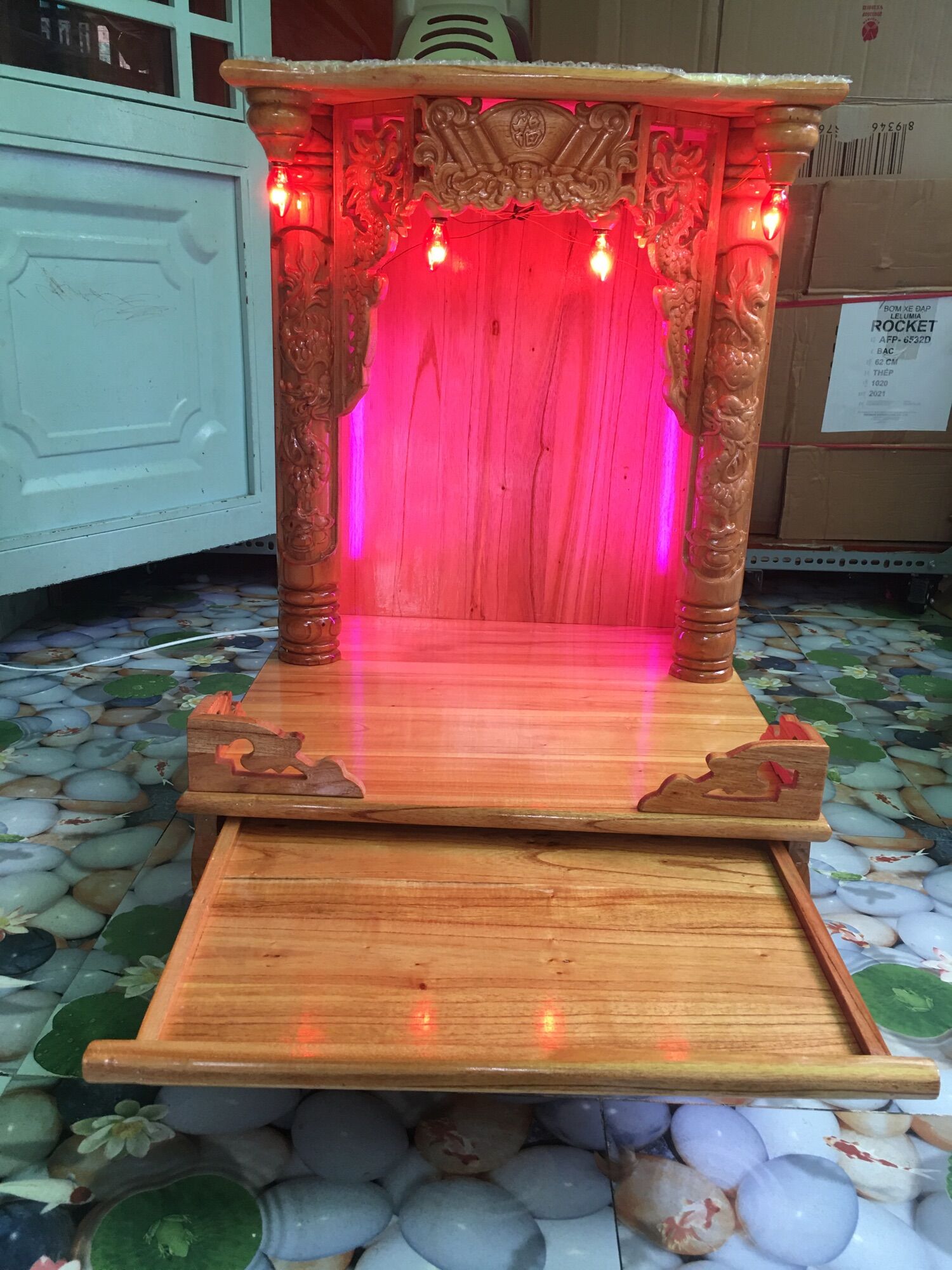 Bàn thờ ông địa thần tài