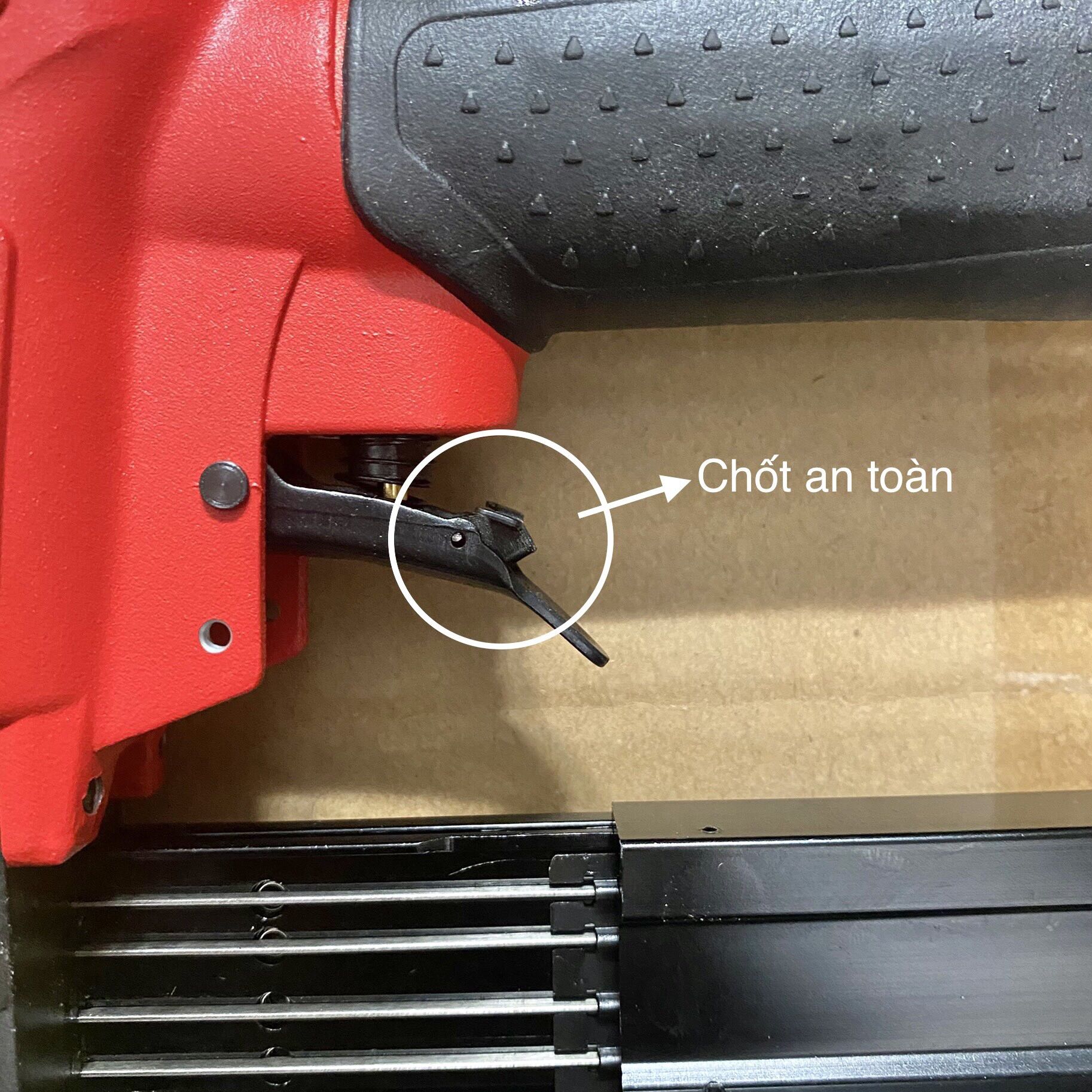 Máy hơi bắn đinh chỉ đồng P635 Charmbo