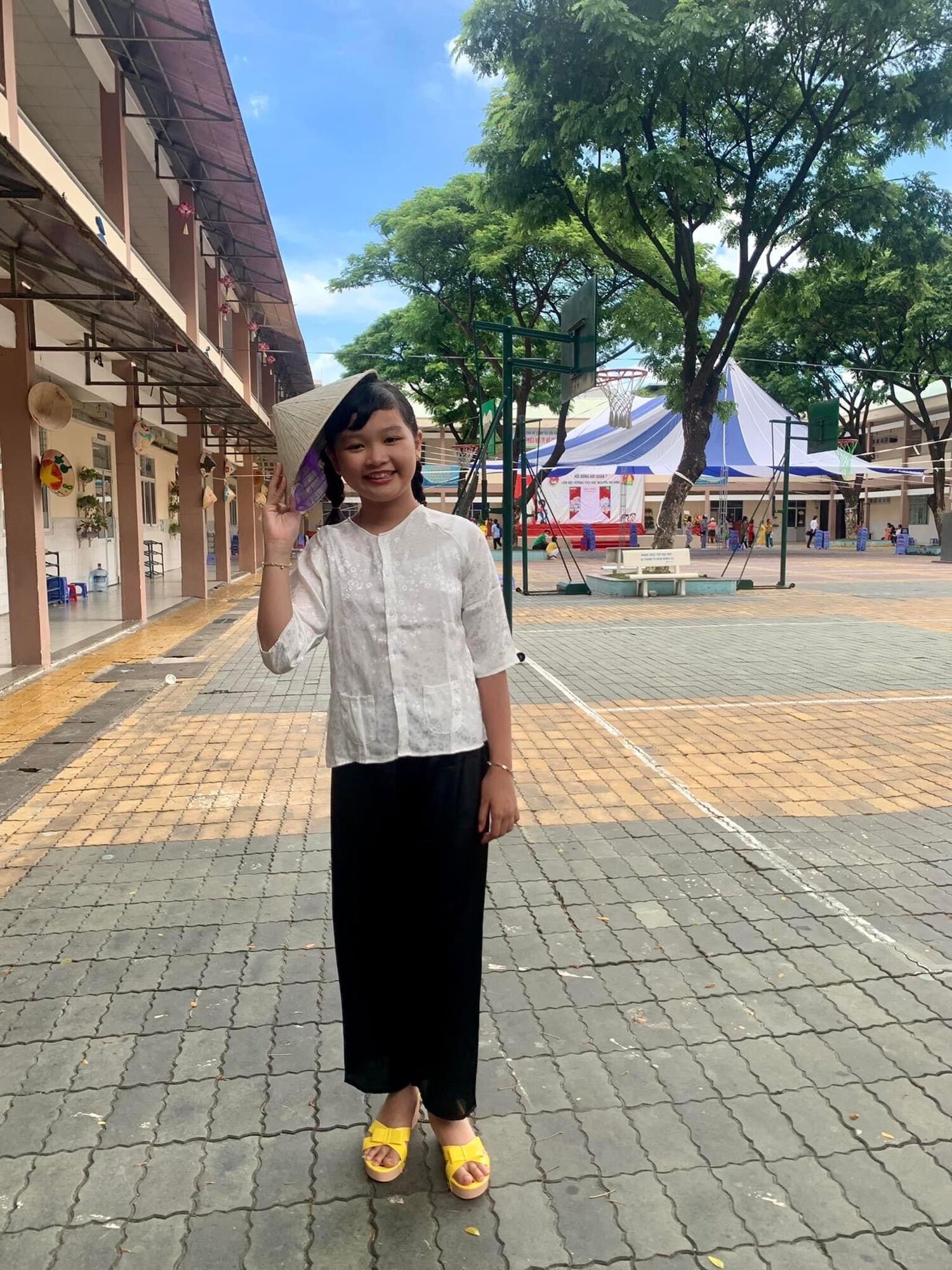 Bà ba gấm bé gái