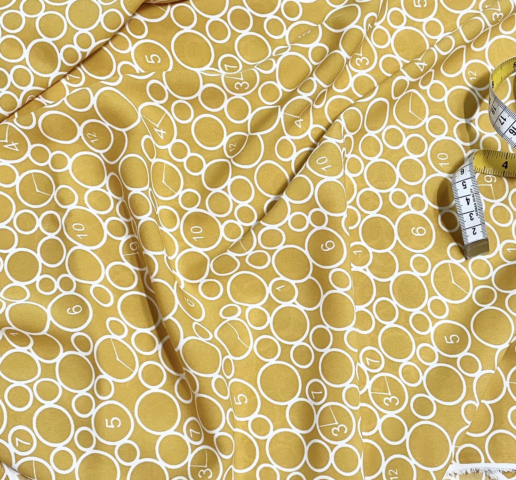1,6m LỤA MANGO HOẠ TIẾT TRẮNG NỀN VÀNG - mềm mượt, rũ, mát, co giãn