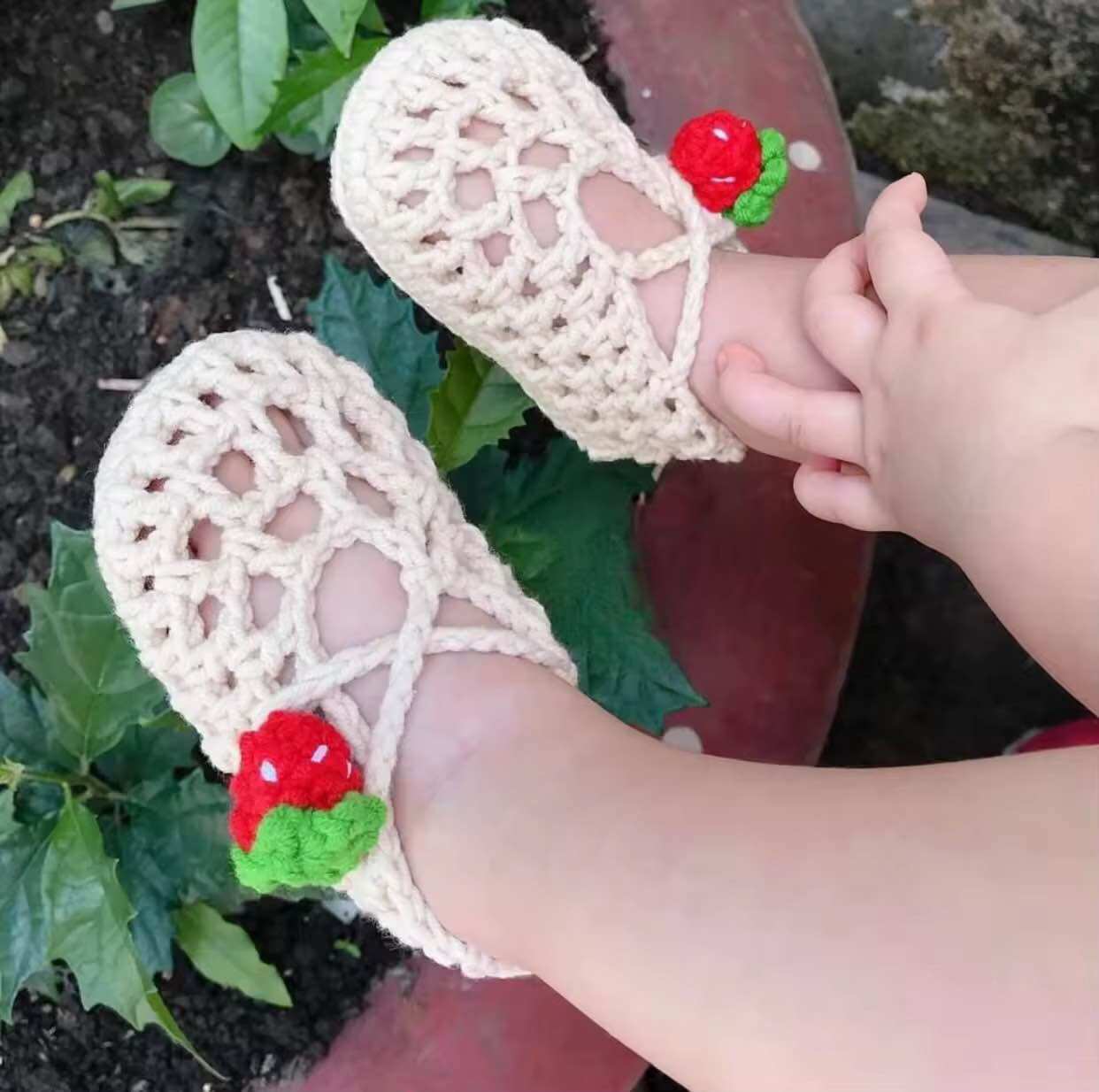 giày lưới đan dâu tây bé gái
