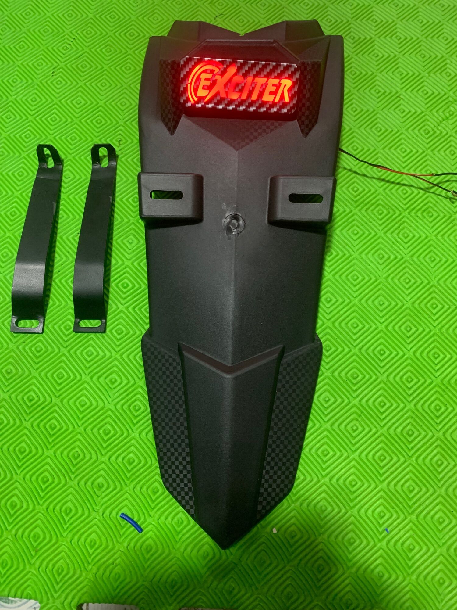 Dè sau xe exciter 150 kiểu fz có đèn có bat chống rung