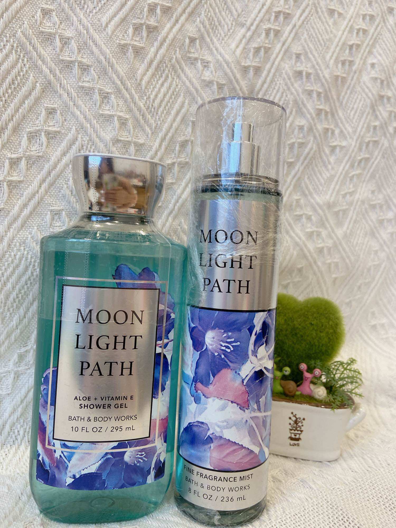 Bath & Body Works Moonlight Path Fragrance Spray – Light, Elegant Powder Scent, Gentle Fragrance, Not Overpowering, Suitable for School and Work.
