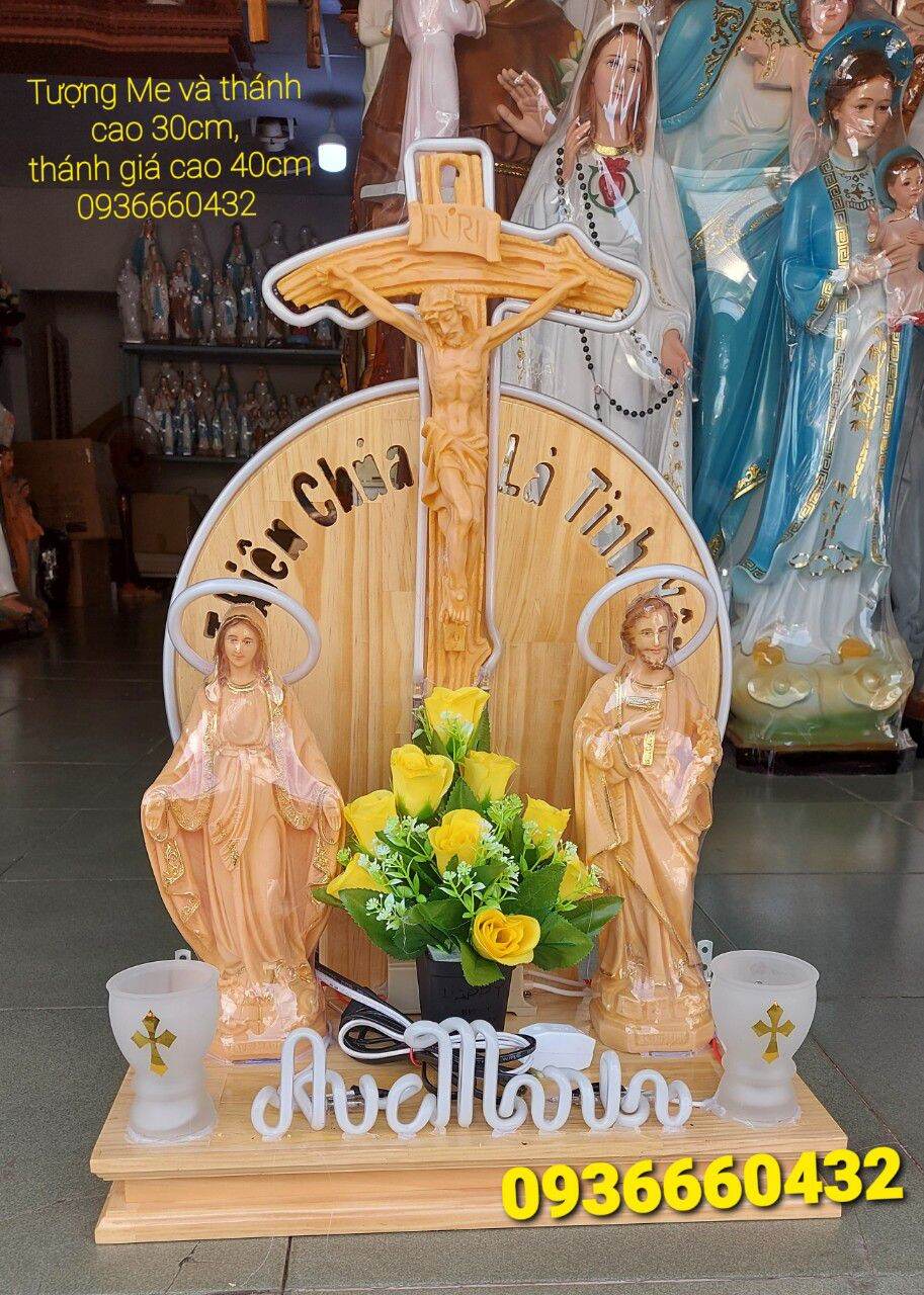 Bộ bàn thờ gỗ thông Thiên Chúa là Tình Yêu đã gắn đèn neon sign. Tượng Mẹ và Thánh cao 30cm Thánh giá cao 40cm màu nâu