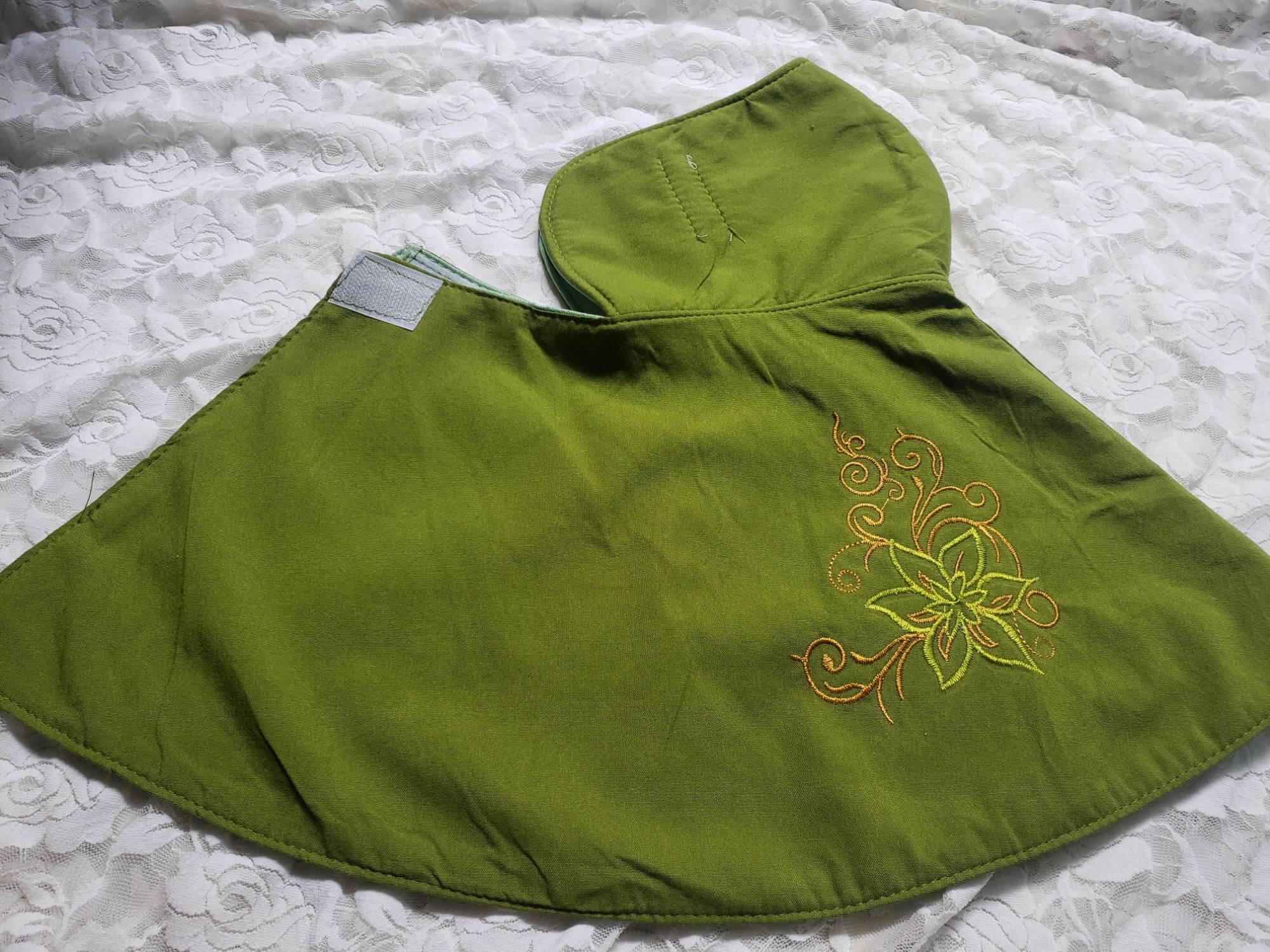 Một chiếc khẩu trang choàng màu có thêu hoa ,chất vải cotton mền mịn.