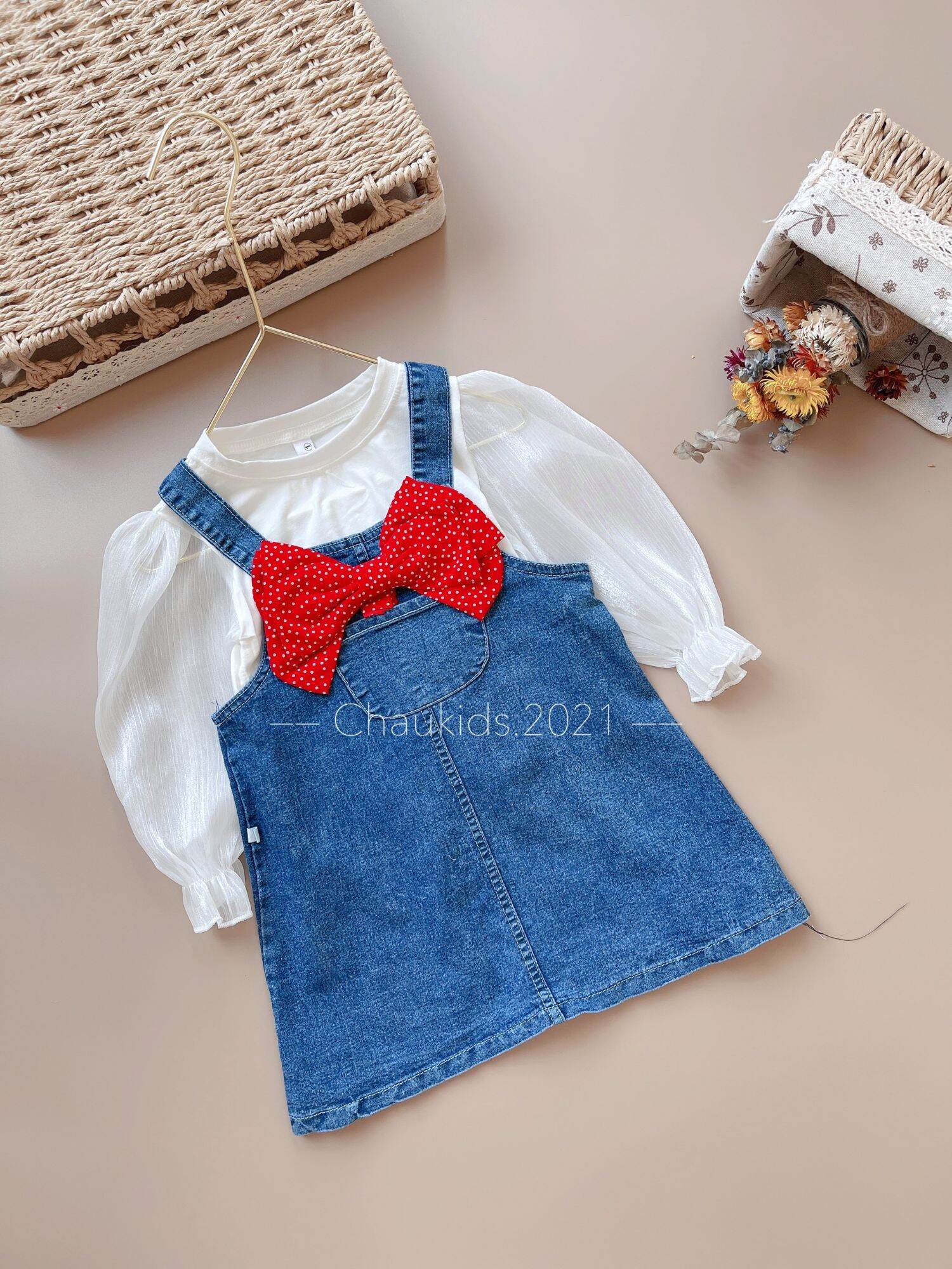 Set váy yếm bò phối áo trắng xinh xắn cho bé gái