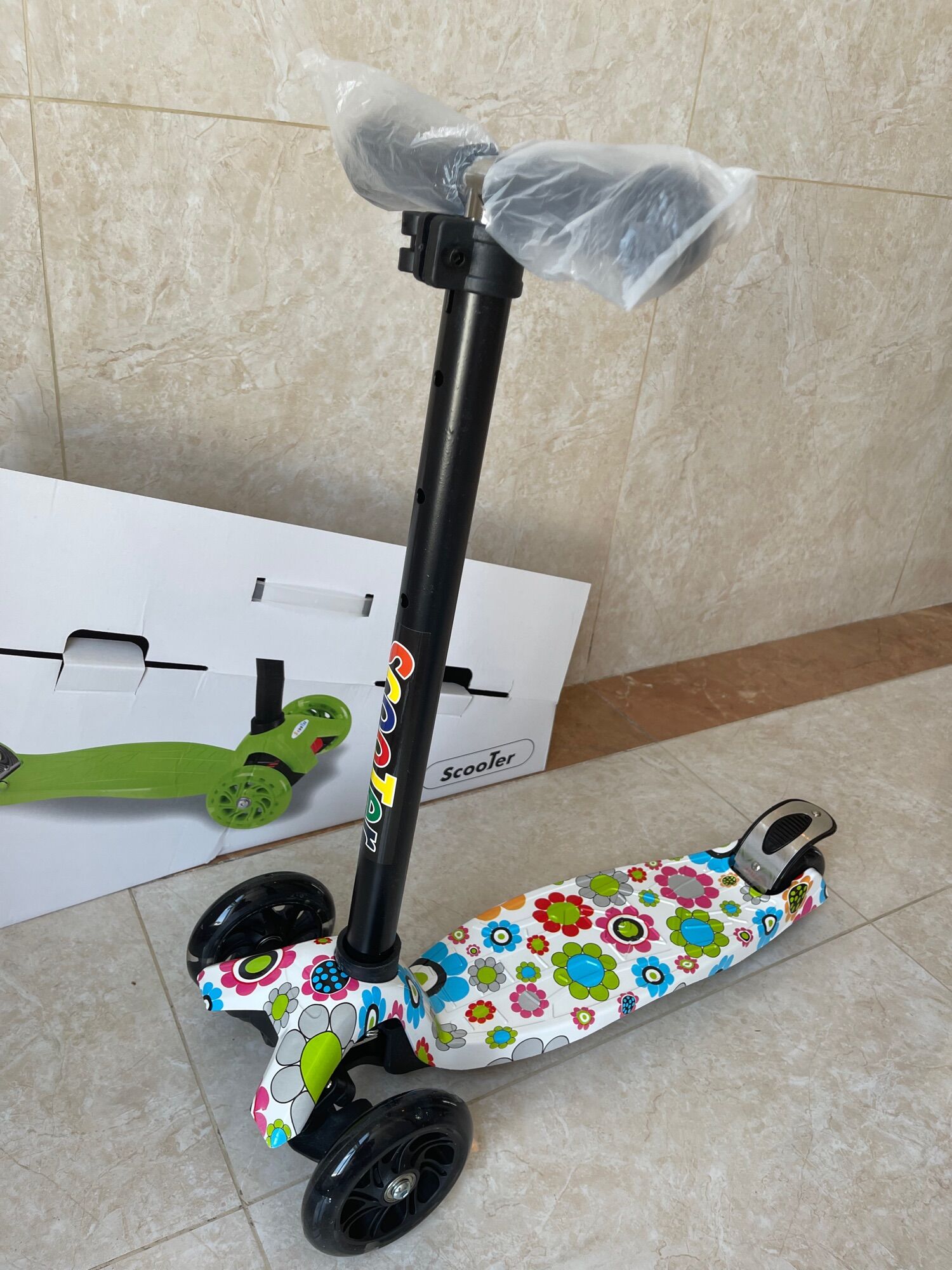 Xe Scooter ba bánh phong cách graffiti cực ngầu
