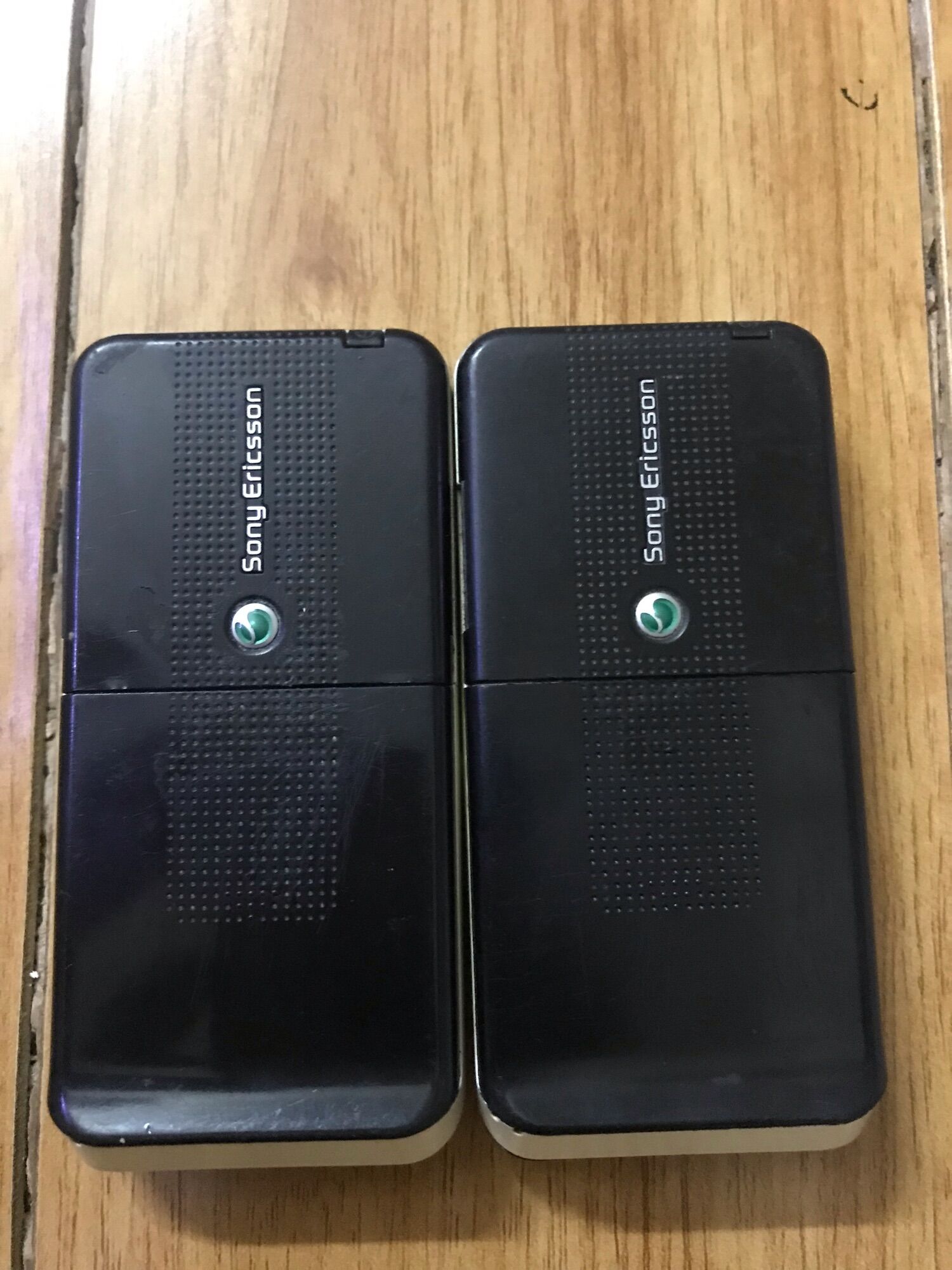 Combo 2 xác điện thoại sony ericsson s500i còn nguồn