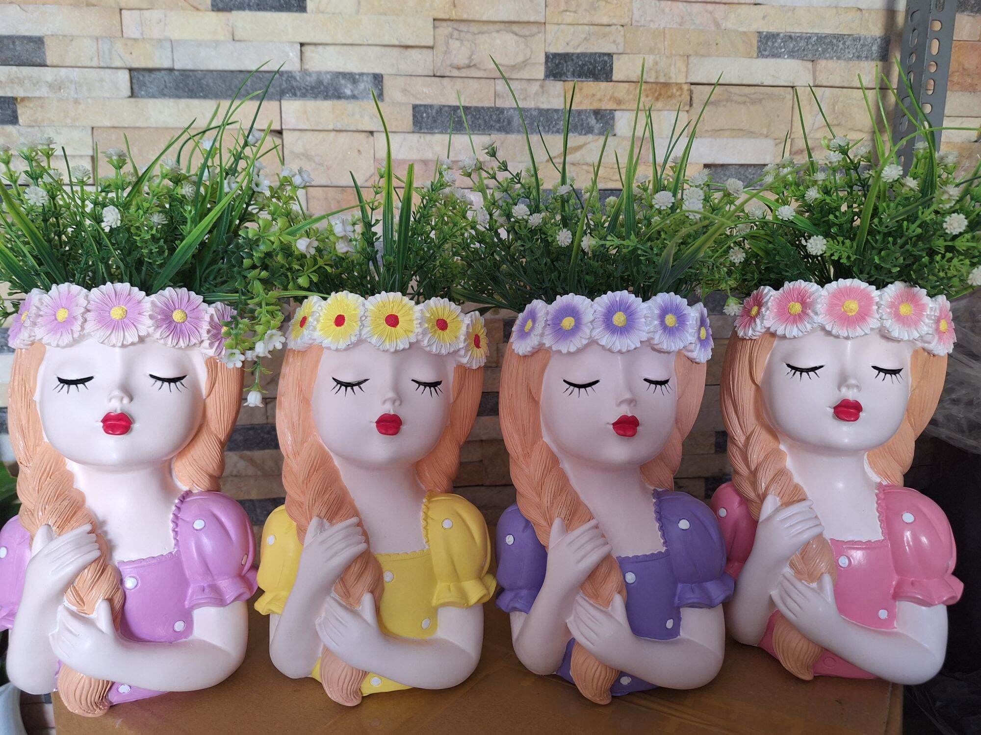 Bình cắm hoa cô gái tóc bím