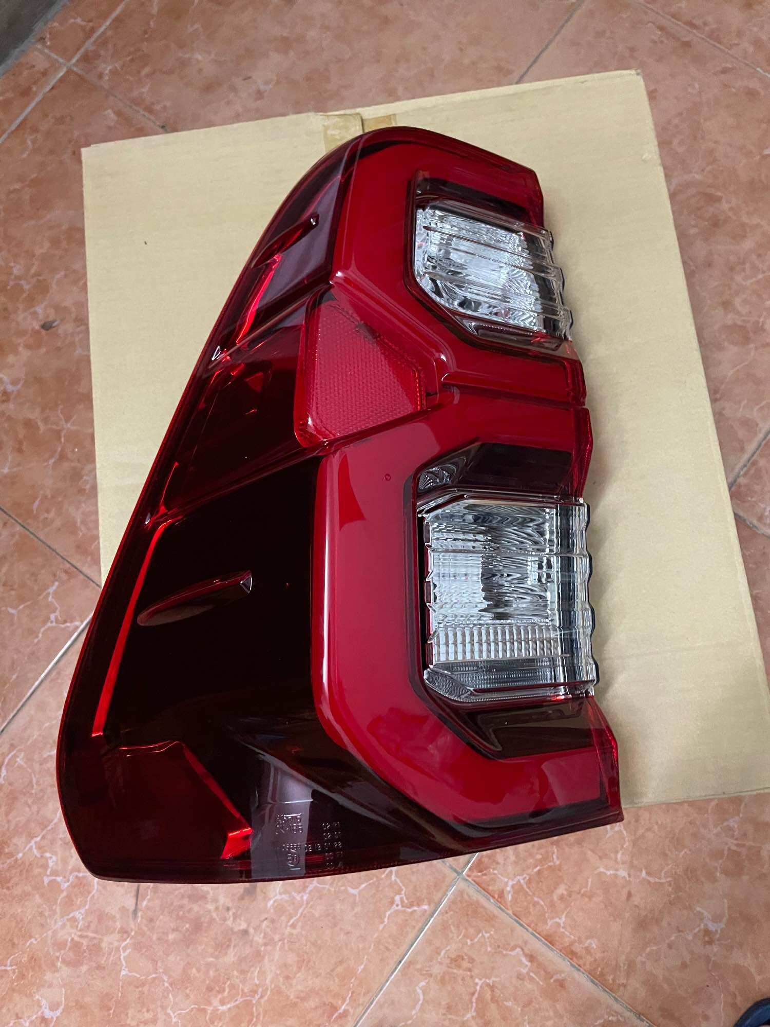 Đèn hậu xe Toyota Hilux 2021-2022 hàng xịn chính hãng