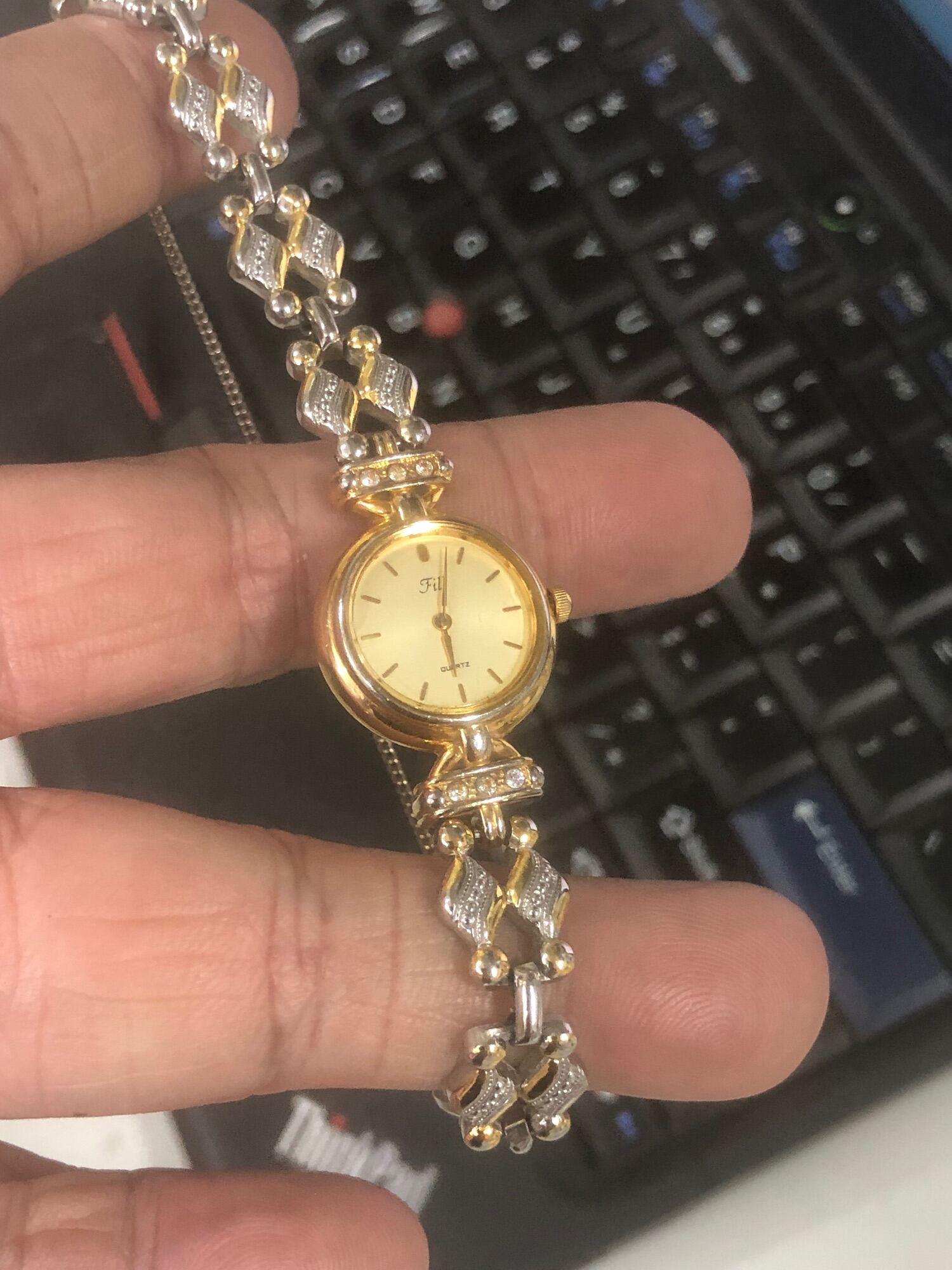 Đồng hồ nữ lắc hiệu vega citizen vàng