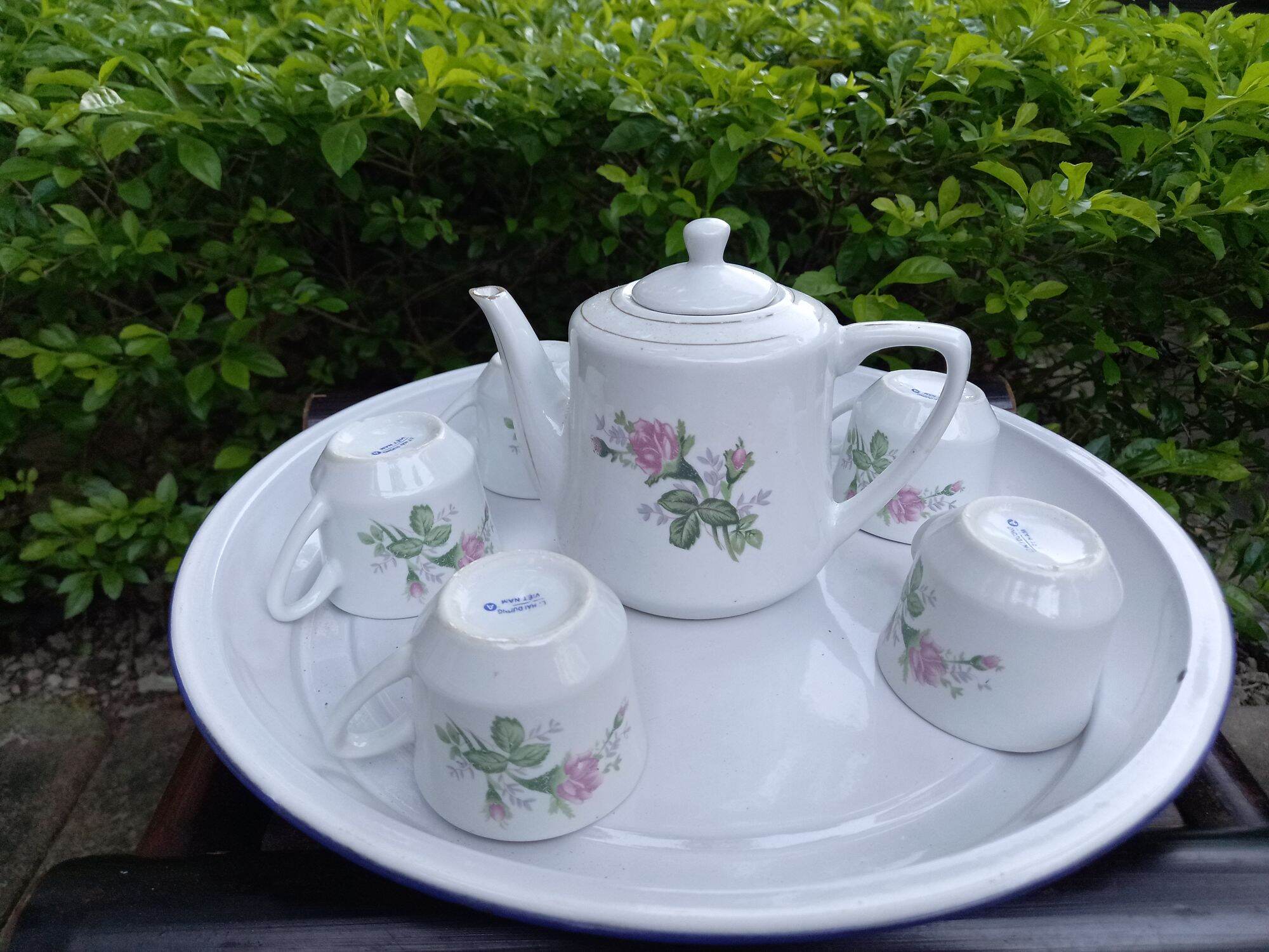 Ấm chén chén hoa hồng loại có quai, hàng Hải Dương xưa tồn kho