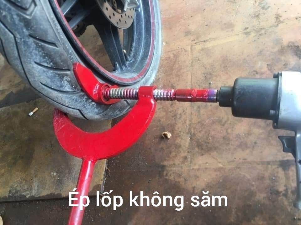 Vam ép lốp không săm xe máy