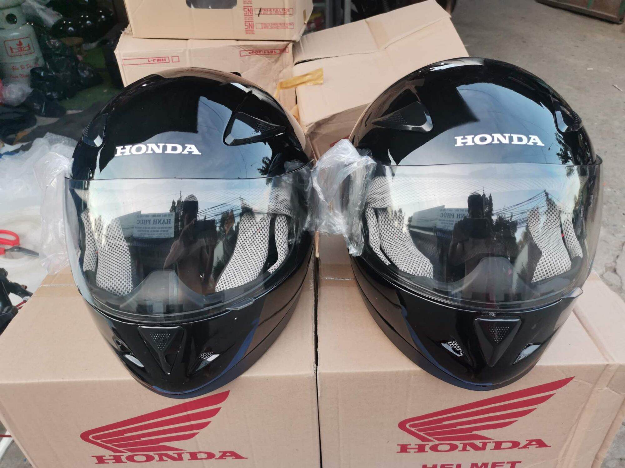 Nón Honda fullface nhập khẩu theo xe nhập khẩu indossia sản xuất.có trầy xước