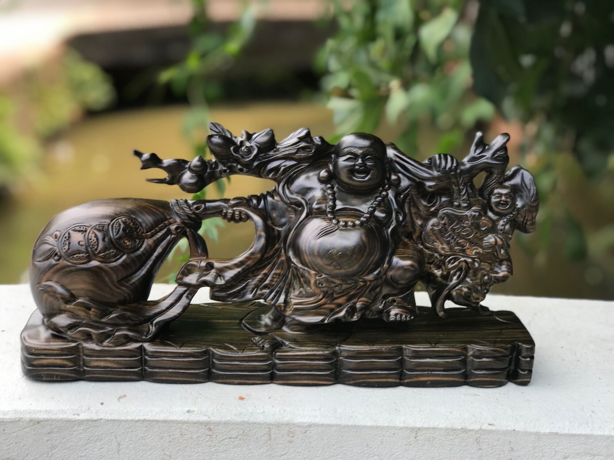 Tượng di lặc kéo bao phong thủy ,chất liệu gỗ mun sọc kt: ngang 35 / cao 17 /sâu 10