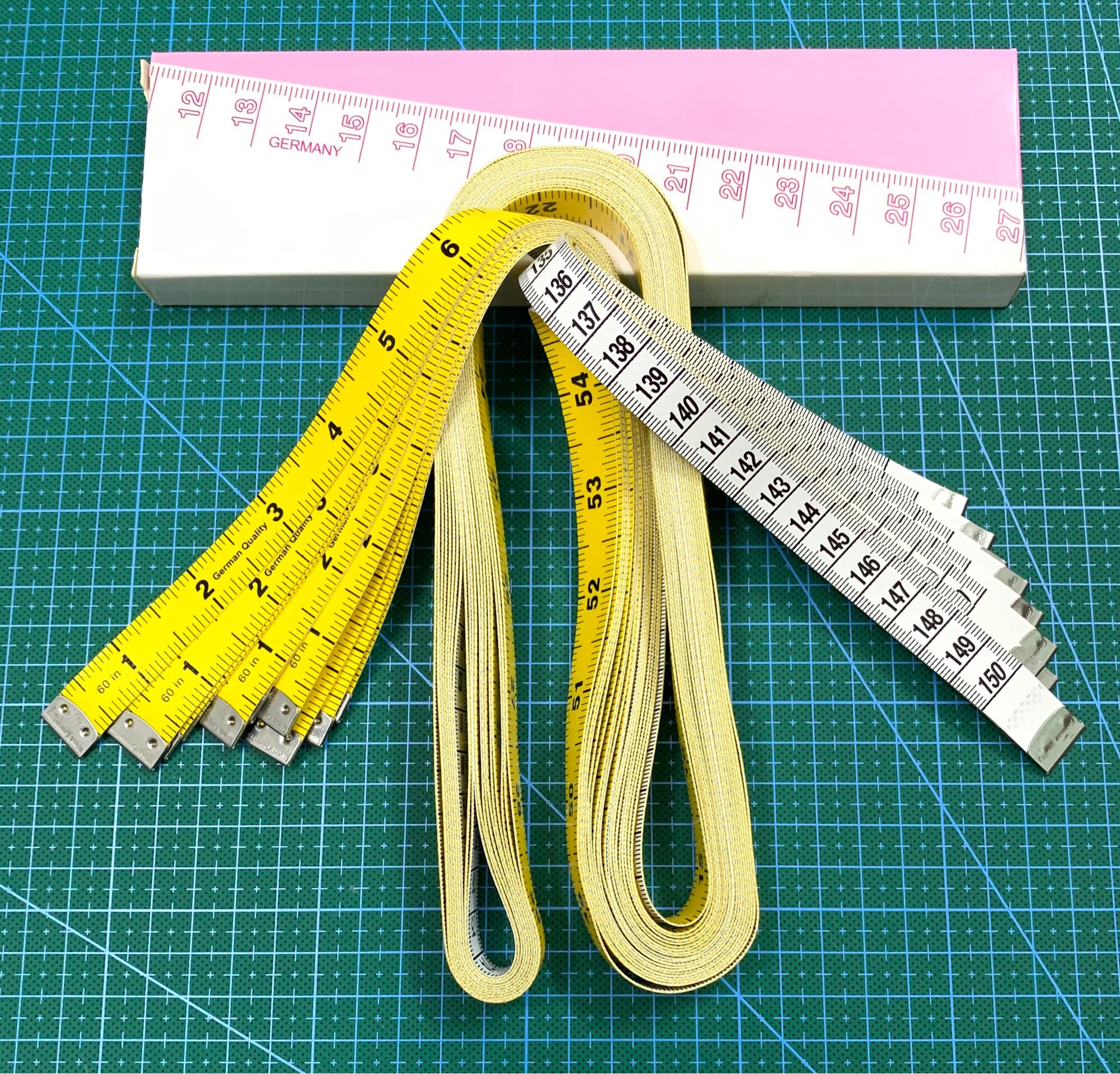 Thước dây đo cắt may rộng 1,5cm hàng của Đức có 2 mặt là cm và inch
