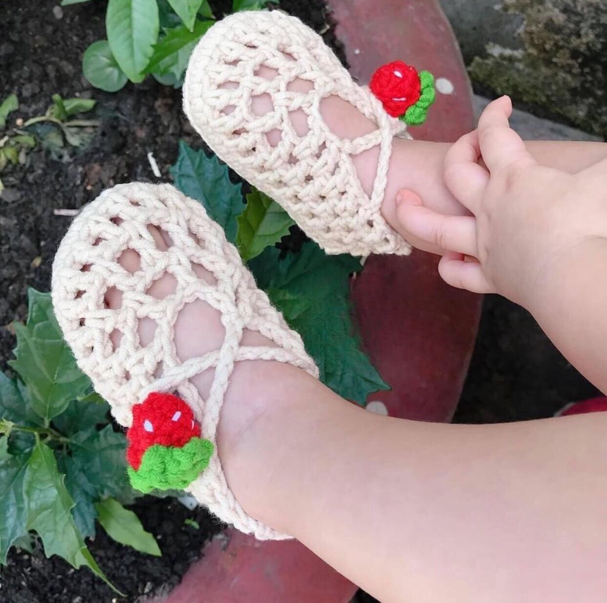 Giày lưới quả dâu xinh cho bé gái
