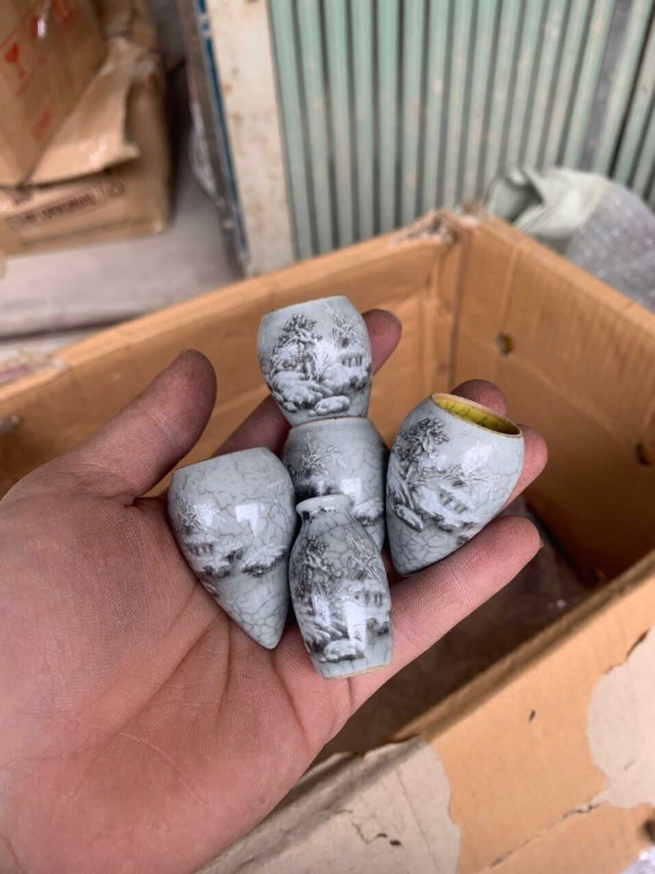 Cóng khuyên men rạn kèm tai tàu