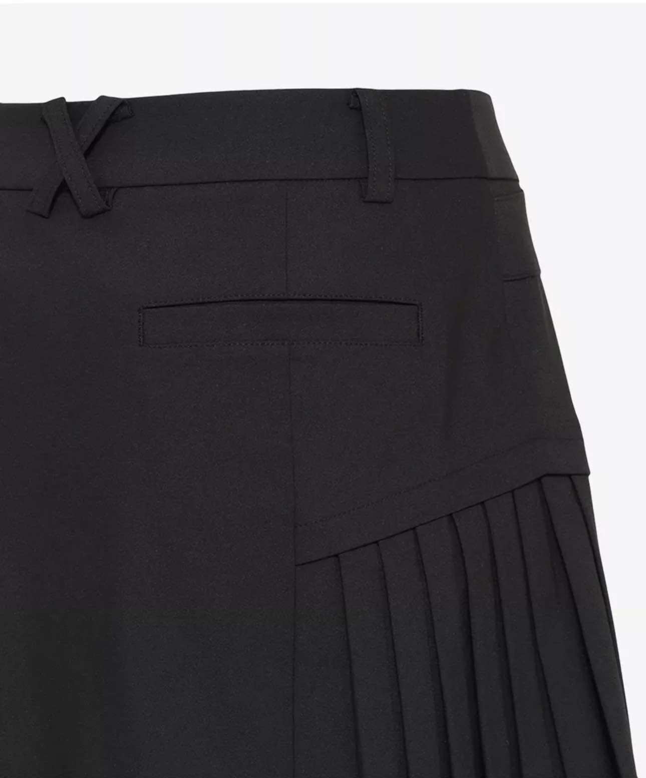 Chân váy golf Culottes xếp ly một phần màu đen size 70