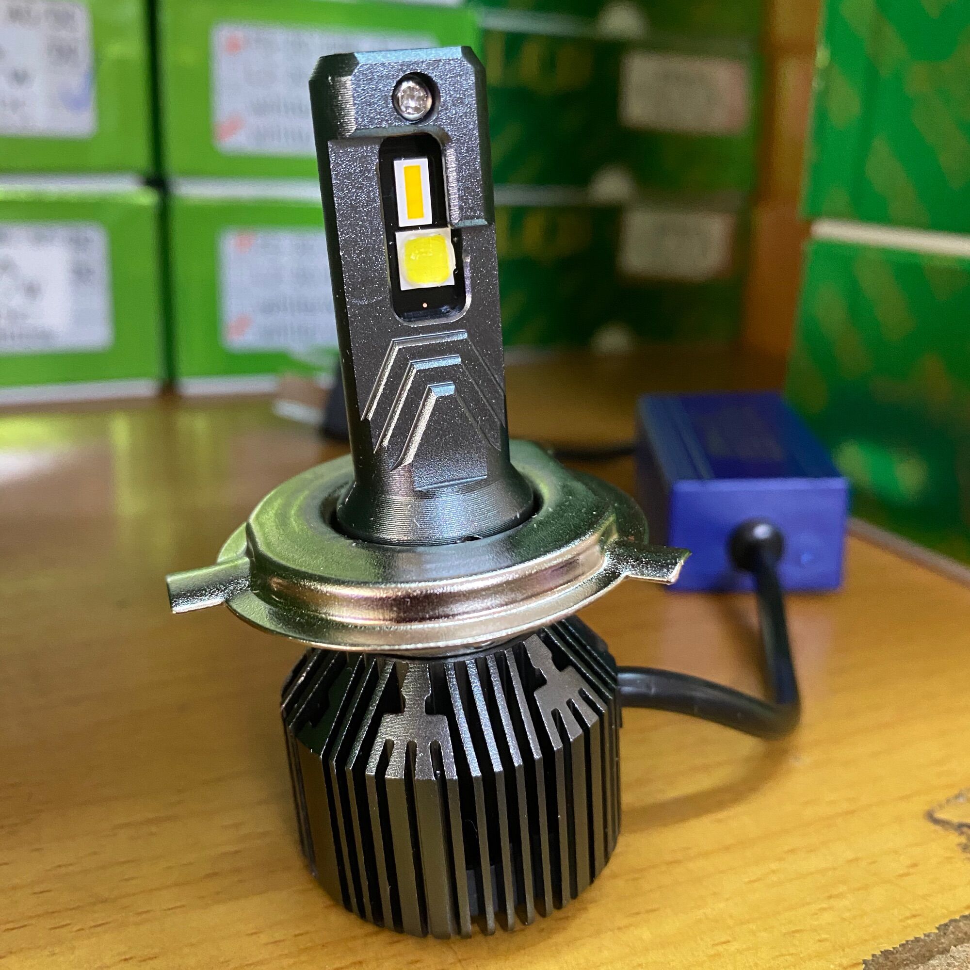Đèn led chân H4 mã F25 sáng cos vàng pha trắng gắn xe máy
