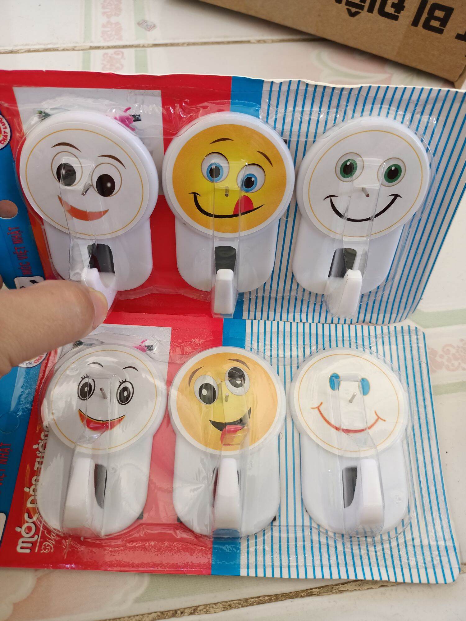 Vỉ 3 móc dán tường mặt cười có đinh đóng