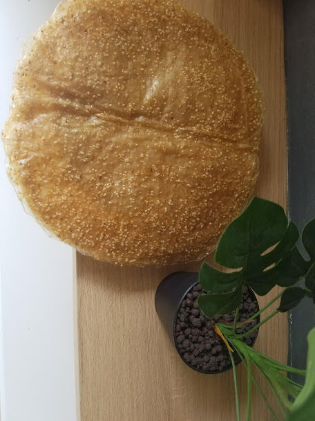 Bánh tráng dẻo mè gừng. vị ngọt thanh, mùi gừng, mè thơm phức.