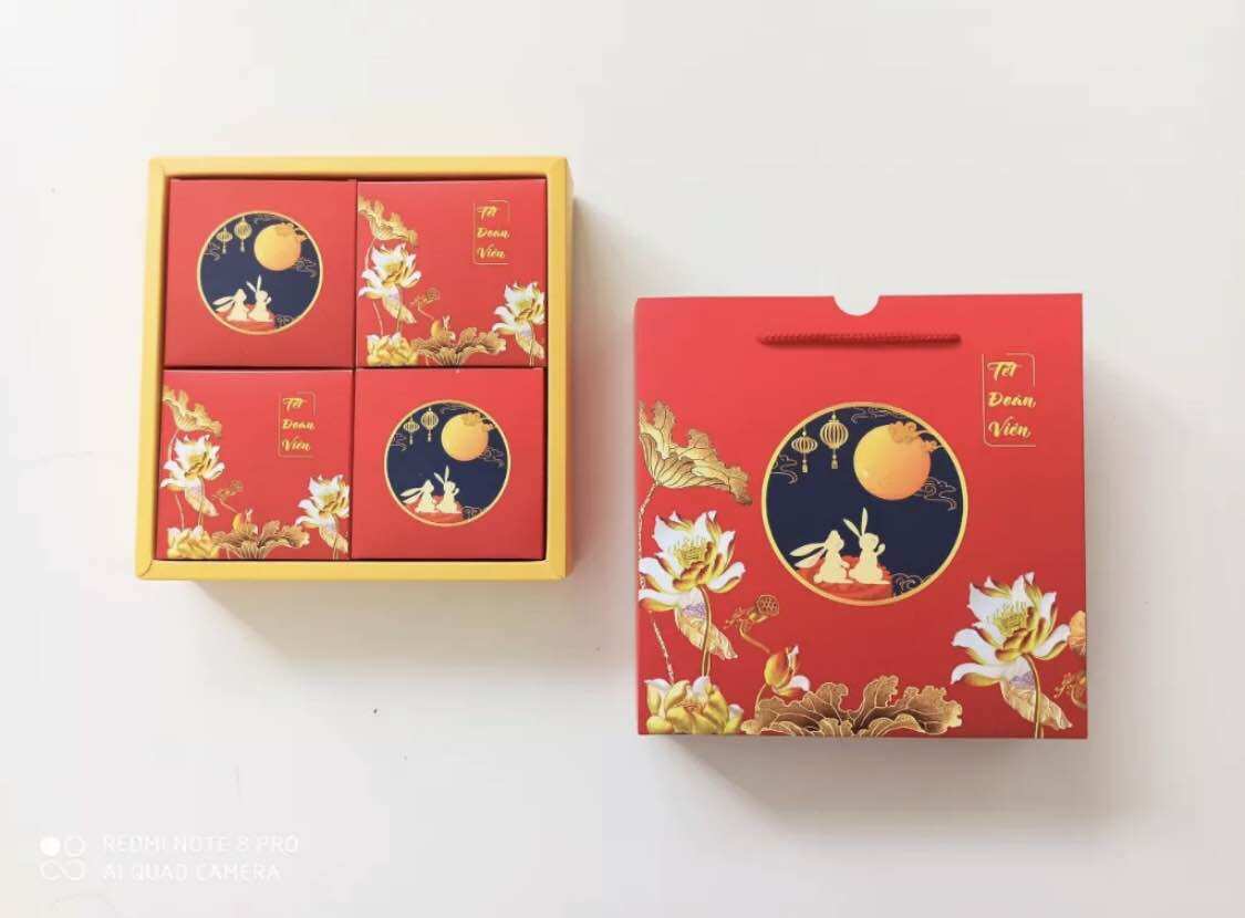 Hộp đựng và 4 bánh Mặn nhân trứng muối đi biếu