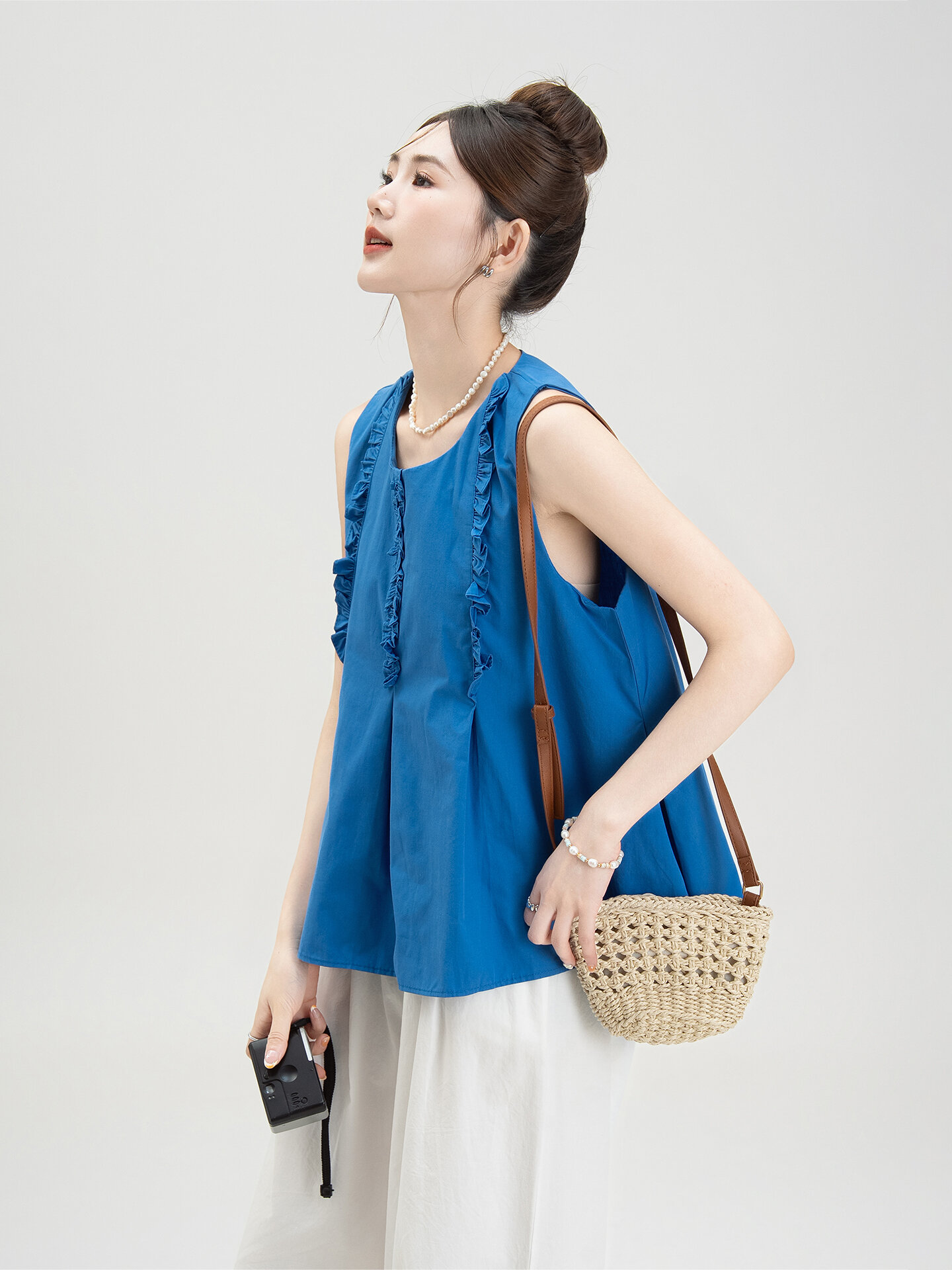 Nurture One | Áo Blouse Không Tay Dễ Thương Màu Xanh Pháp, Cổ Voan, Phối Ruffle