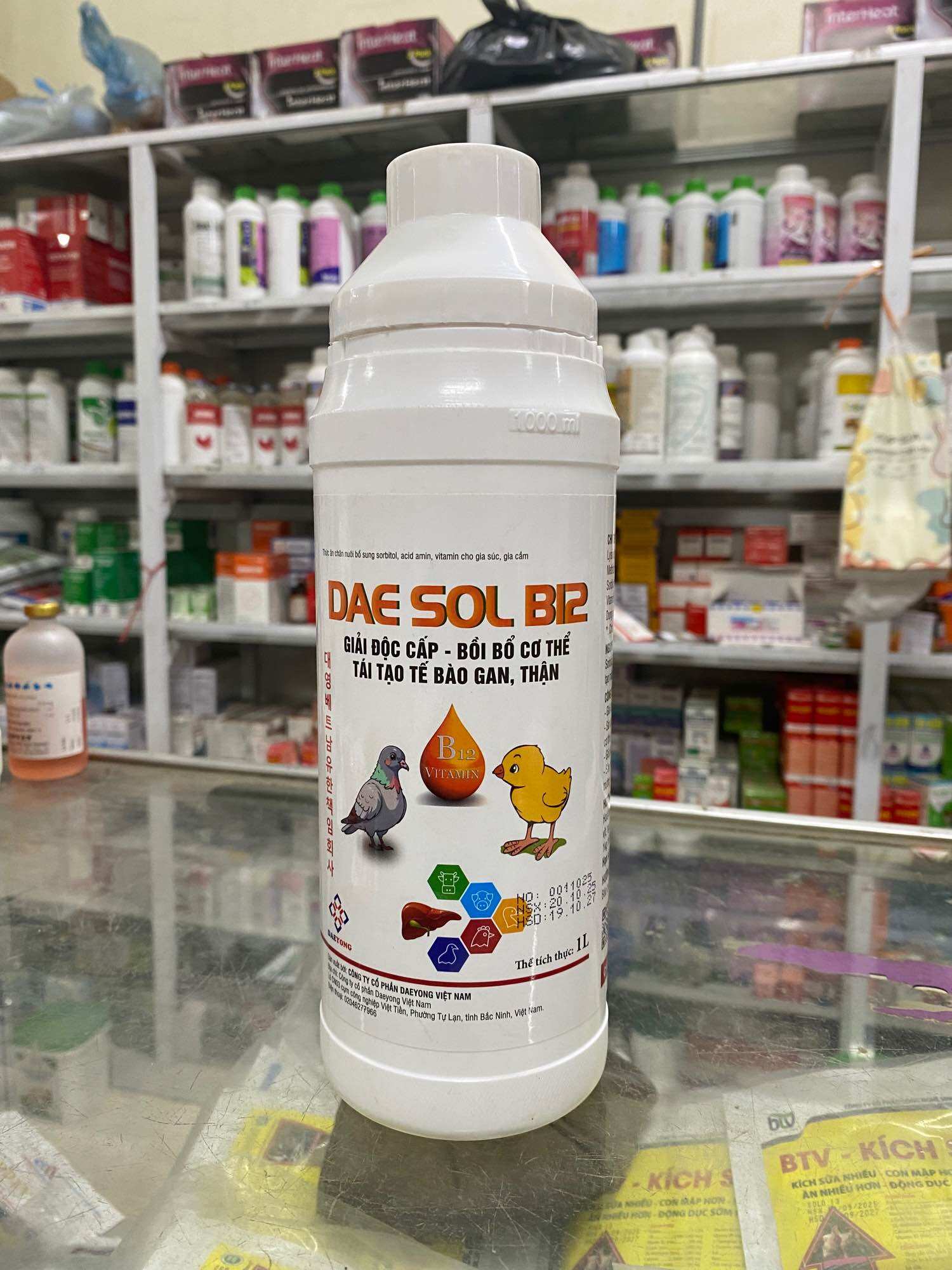 DAE SOL B12 (chai 1lít) bồi bổ cơ thể, giải độc gan thận, tái tạo máu, nâng đề kháng cho gia cầm, chim cảnh, gia súc