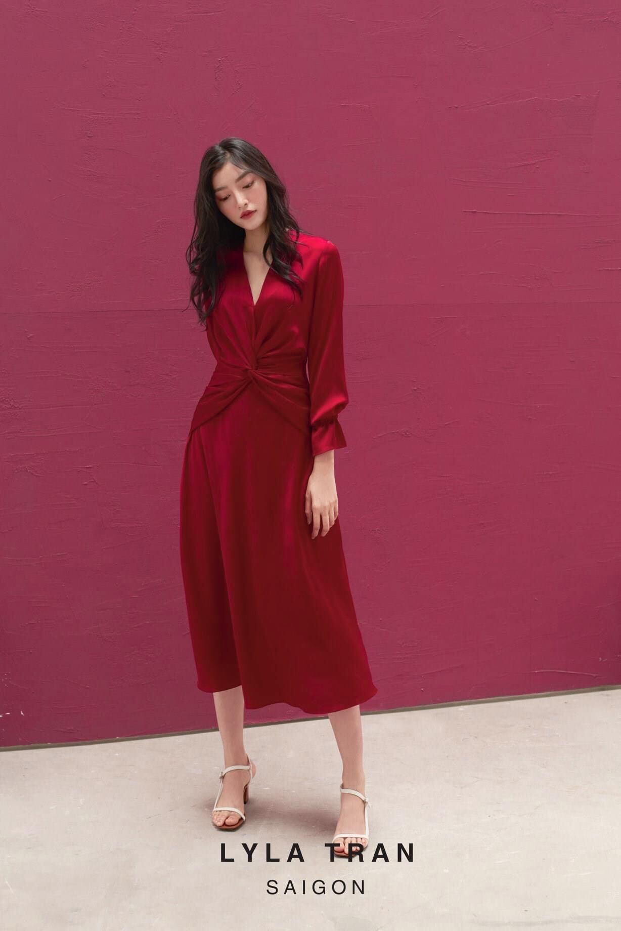 Đầm lụa satin cao cấp màu đỏ tay dài xoắn eo (ELSA)