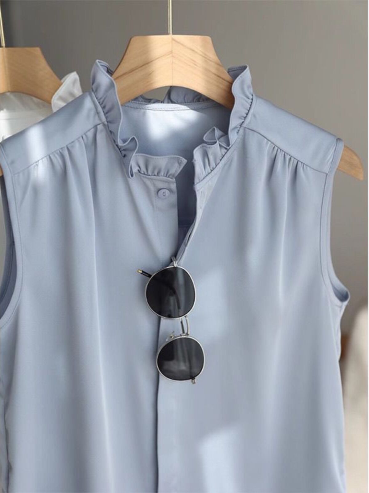 Áo Vest Không Tay Kiểu Pháp Màu Xanh Lam Cho Nữ Áo Sơ Mi Lót Cổ Giả Xếp Lớp Áo Khoác Ngoài Mùa Thu 2024