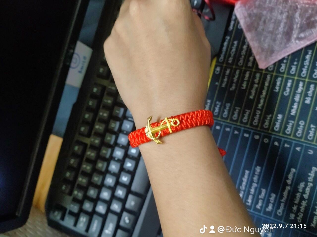 Vòng tay chỉ đỏ các binh chung