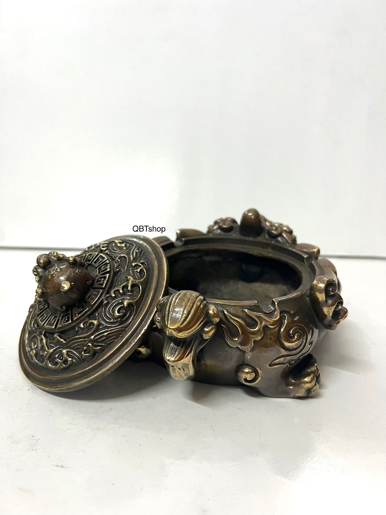 Gạt tàn tỳ hưu bằng đồng