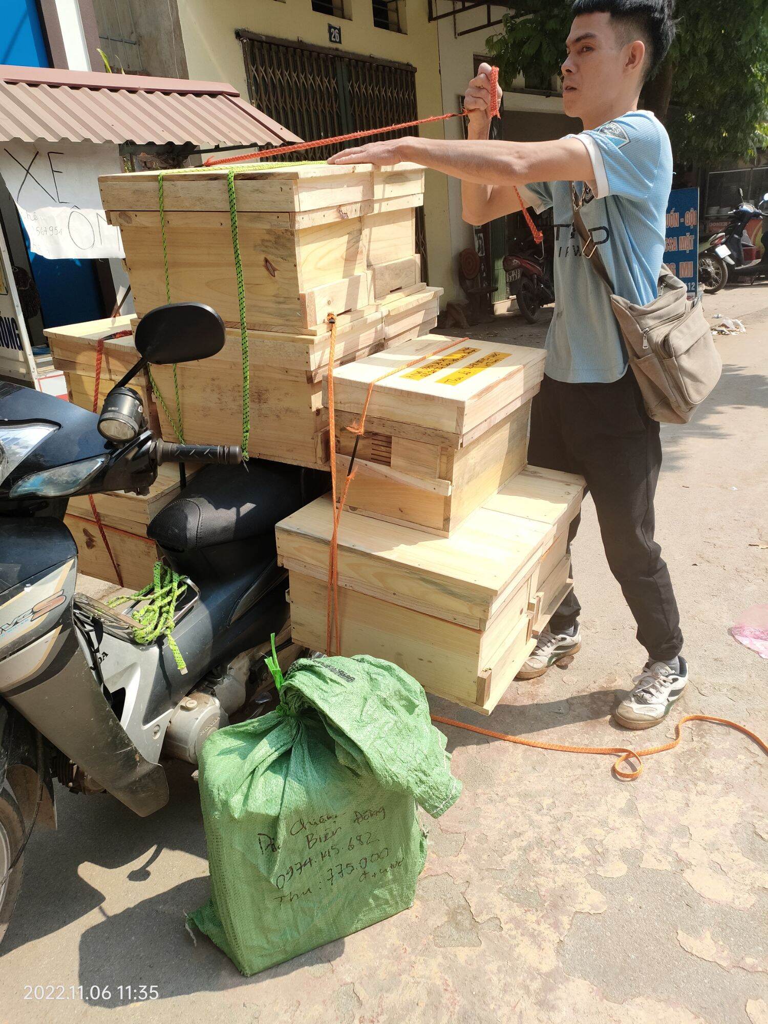 Thùng gỗ thông nuôi ong nội