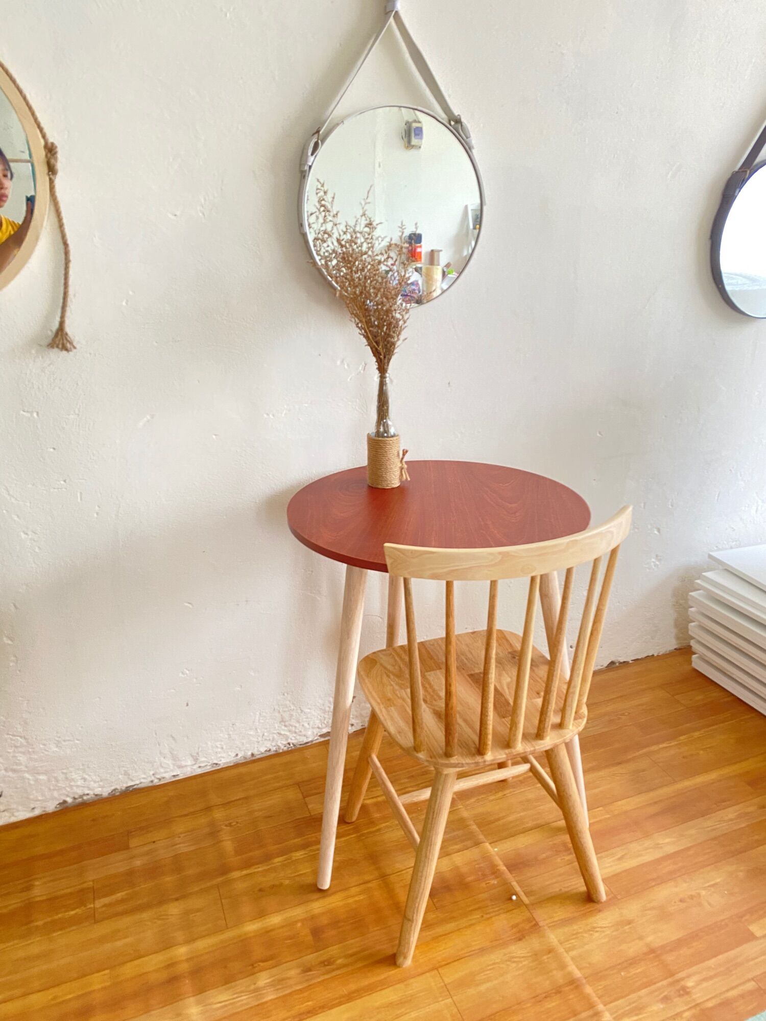 Bàn Ăn Mặt Ván Đỏ Hình Tròn Chân Gỗ Cao 75cm