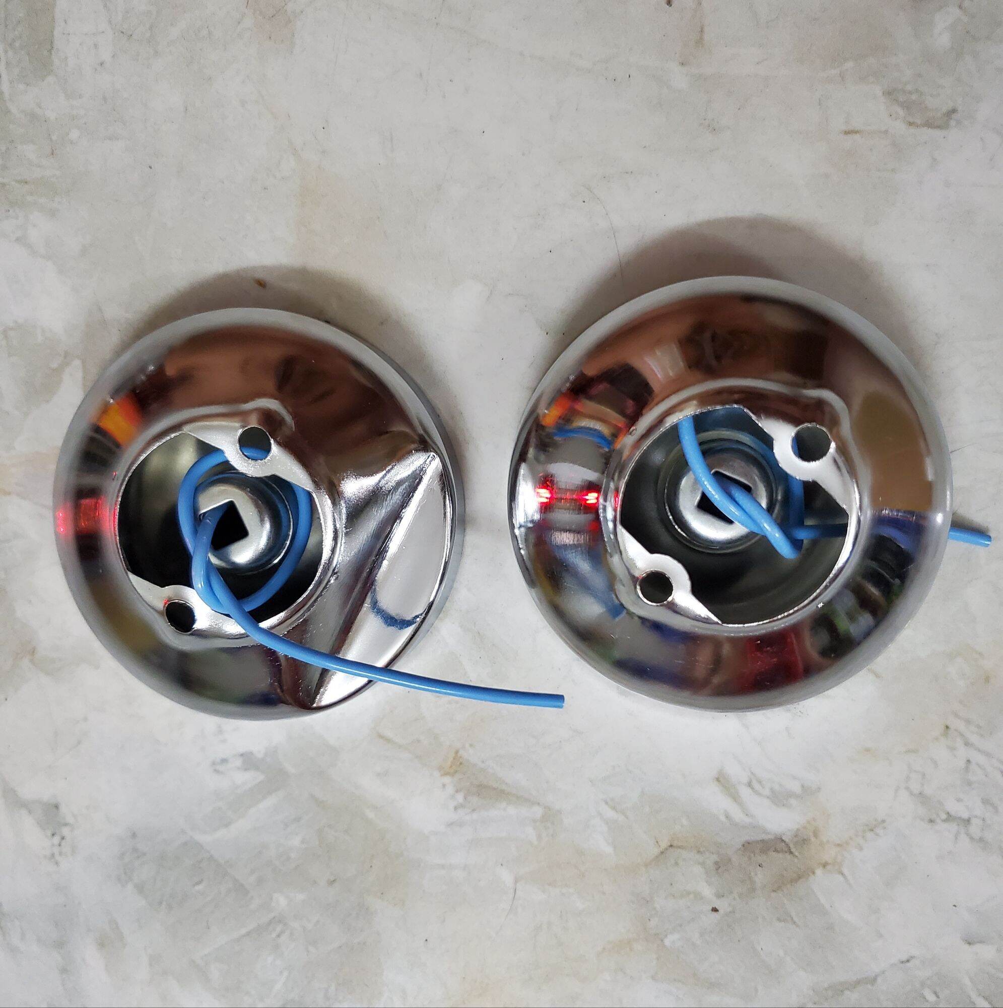 Đế đèn xi nhan trước và sau xe Cúp 81.