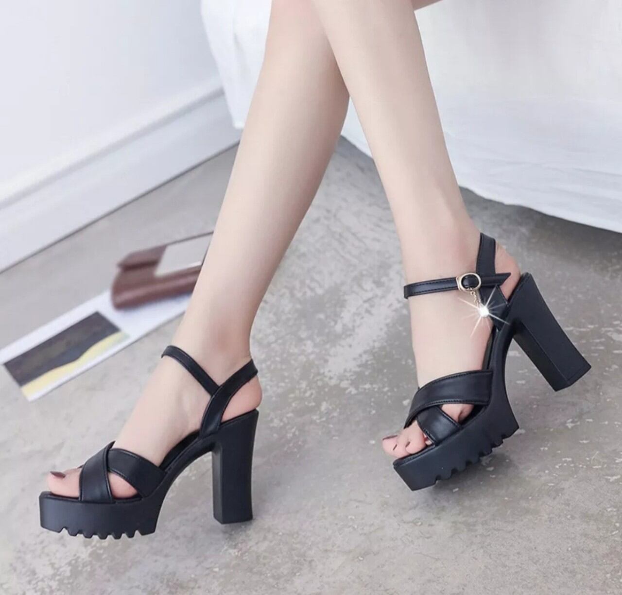 Giày sandan cao gót đế thô đan chéo cá tính